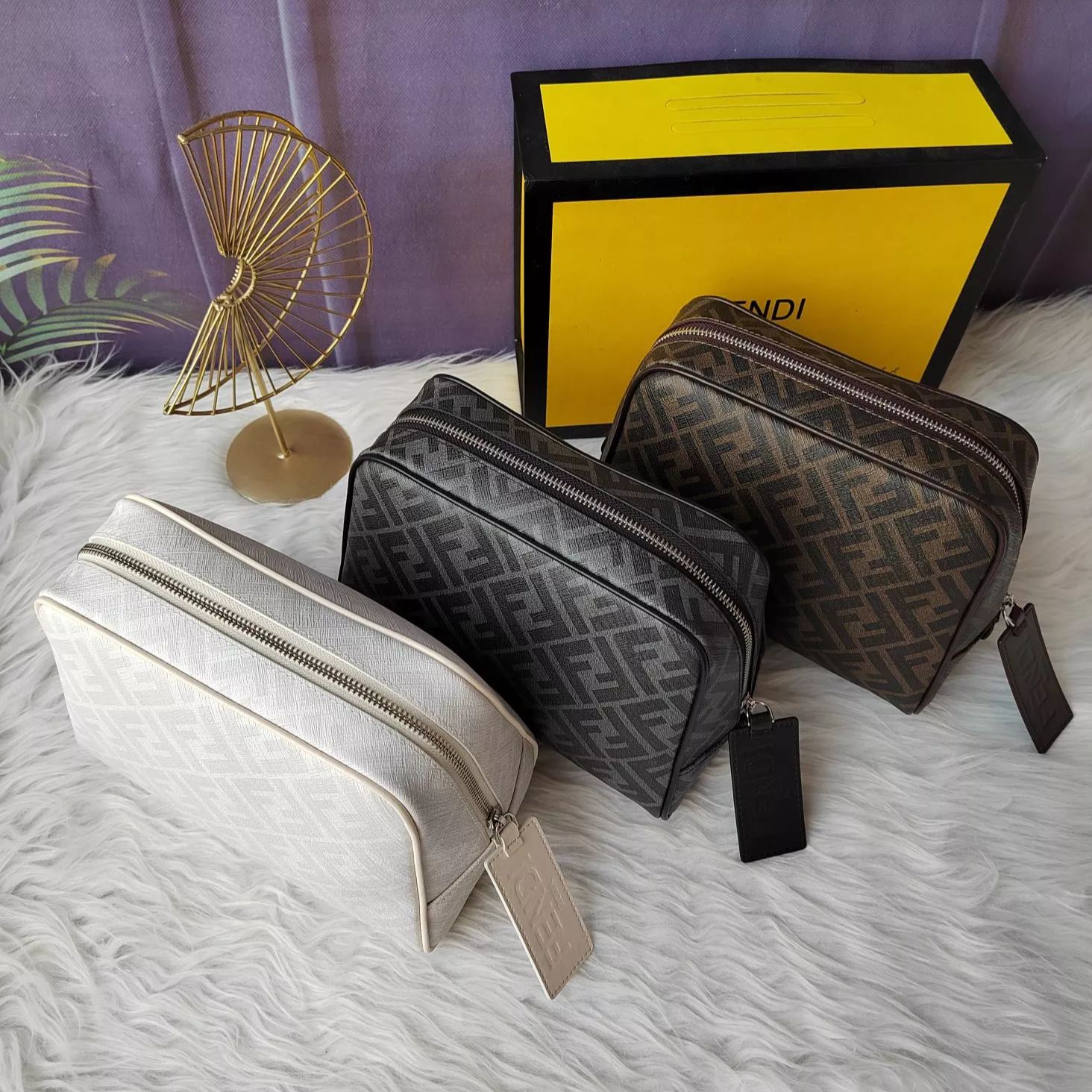 【FENDI】化粧ポーチ   サイズ: 25x17x13cm -3色