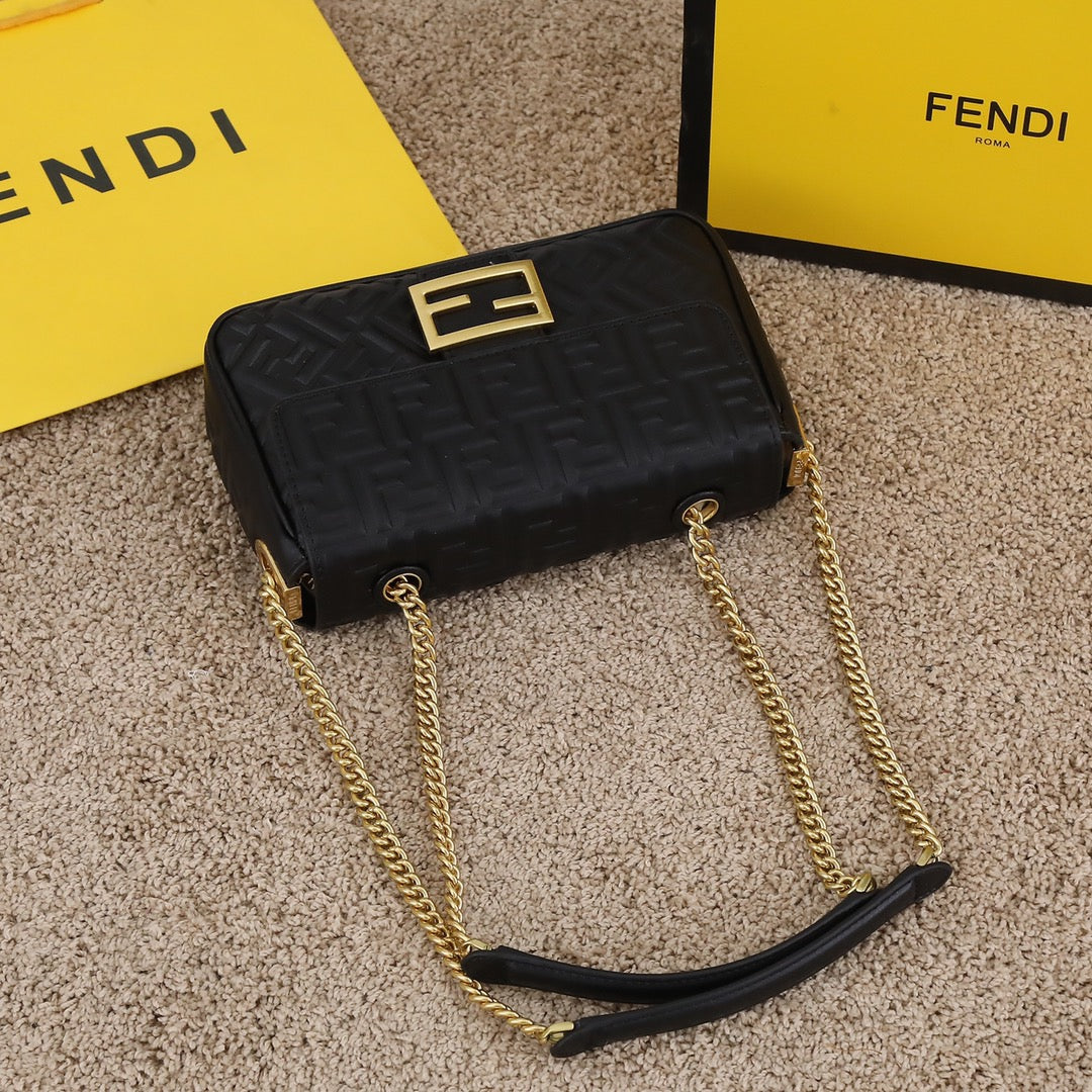 【FENDI】 番号:3304  サイズ:24×7×13cm  -3色