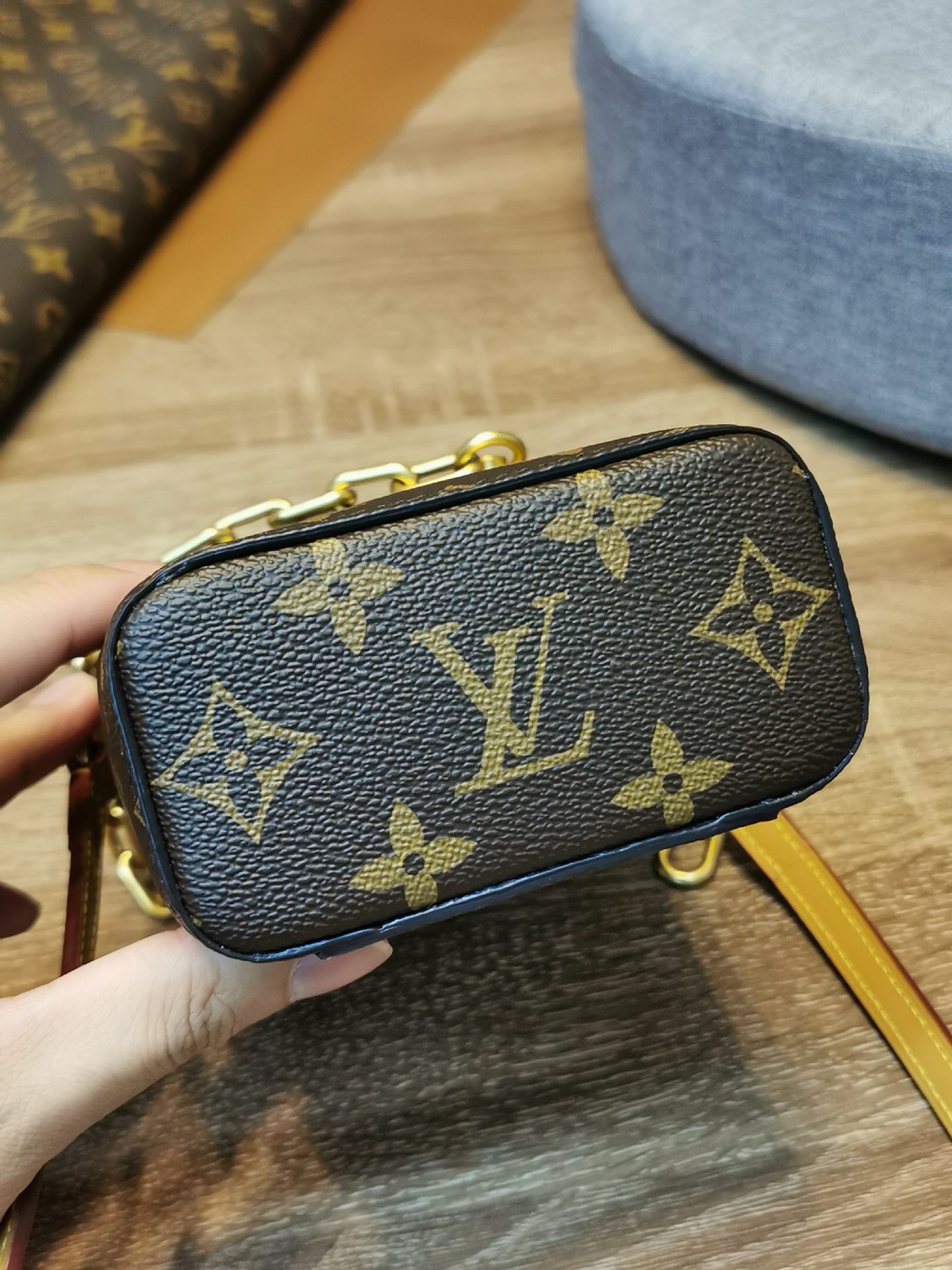 【LOUIS VUITTON】 番号：M44914 サイズ: 11x6x16.5cm