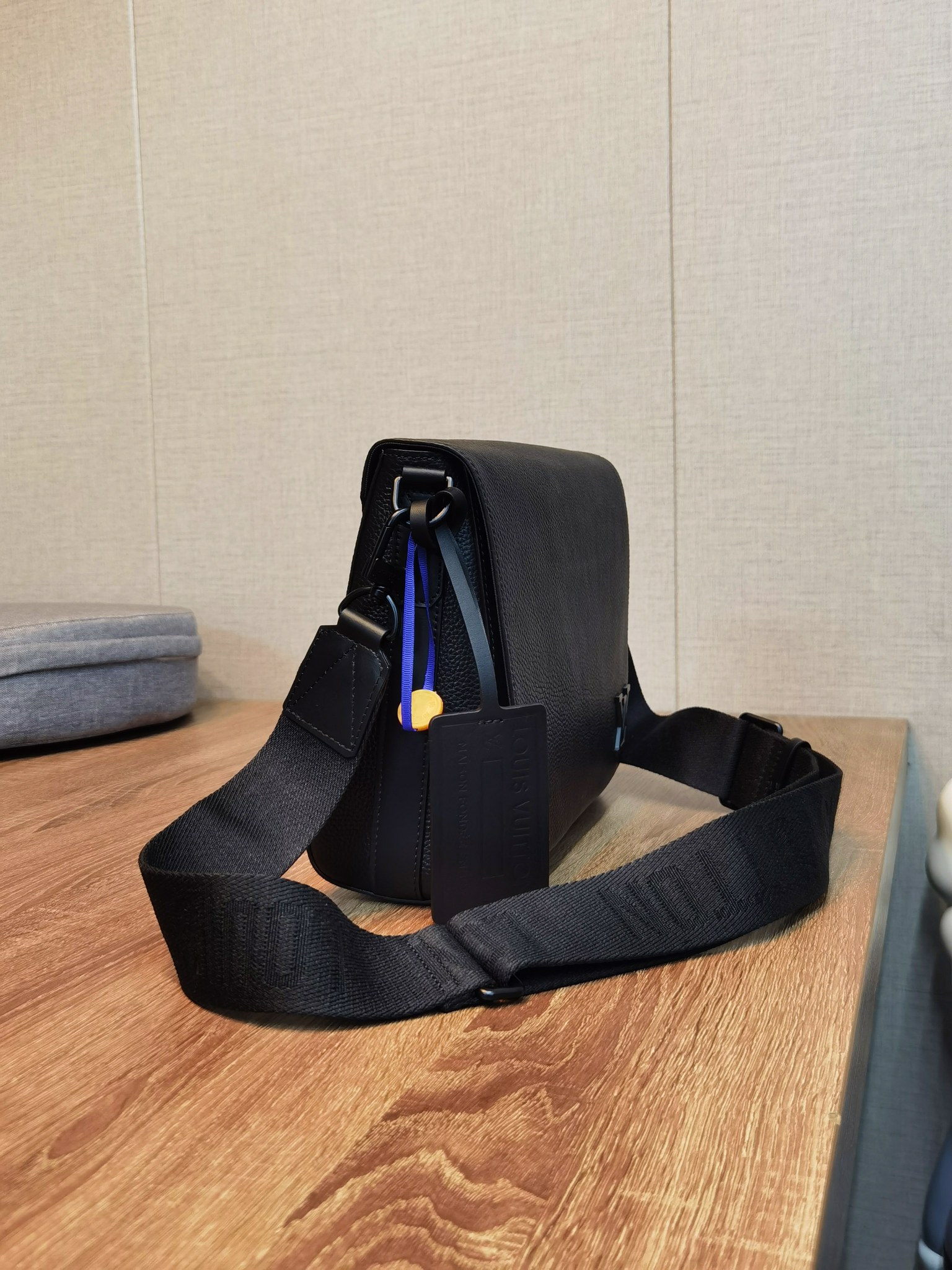 【LOUIS VUITTON】NEW MESSENGER   -28 x 24 x 10 cm