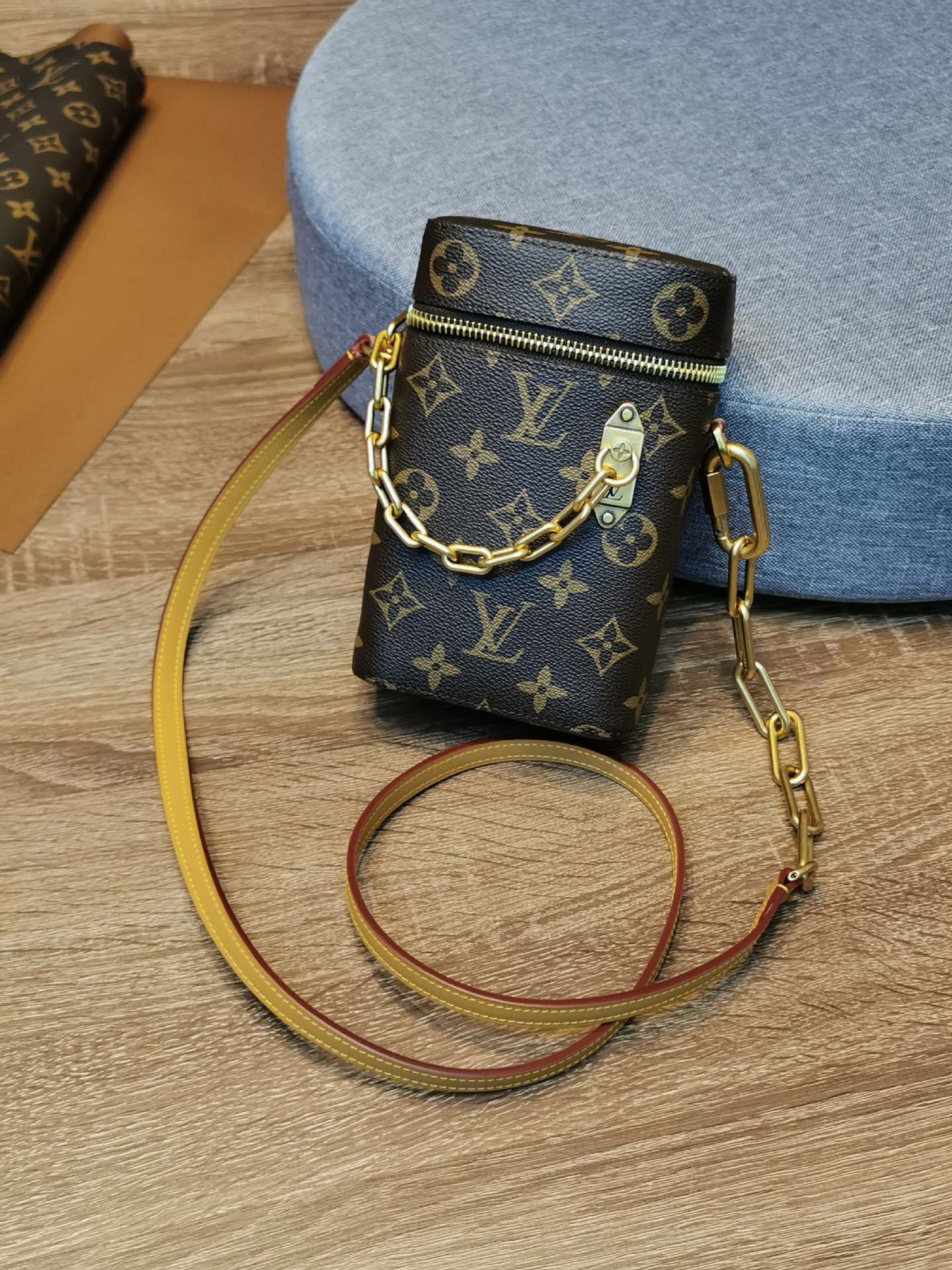 【LOUIS VUITTON】 番号：M44914 サイズ: 11x6x16.5cm