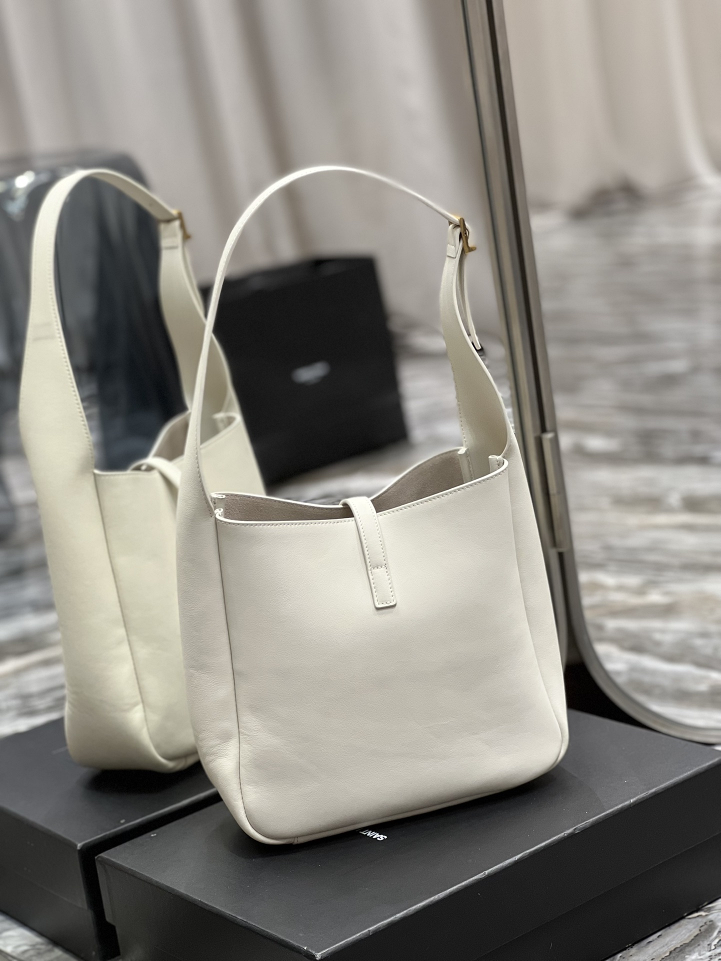 【SAINT LAURENT】  ICARE サイズ: 24×24×10cm