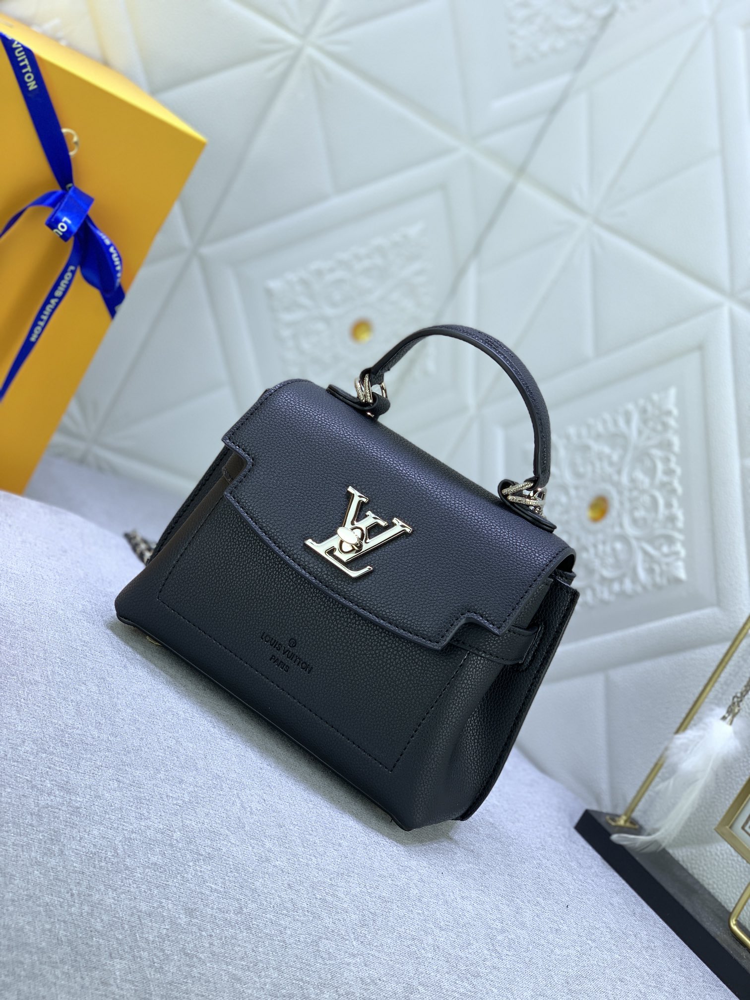 【LOUIS VUITTON】 Lockme Ever   23 x 17 x 10 cm   -3色