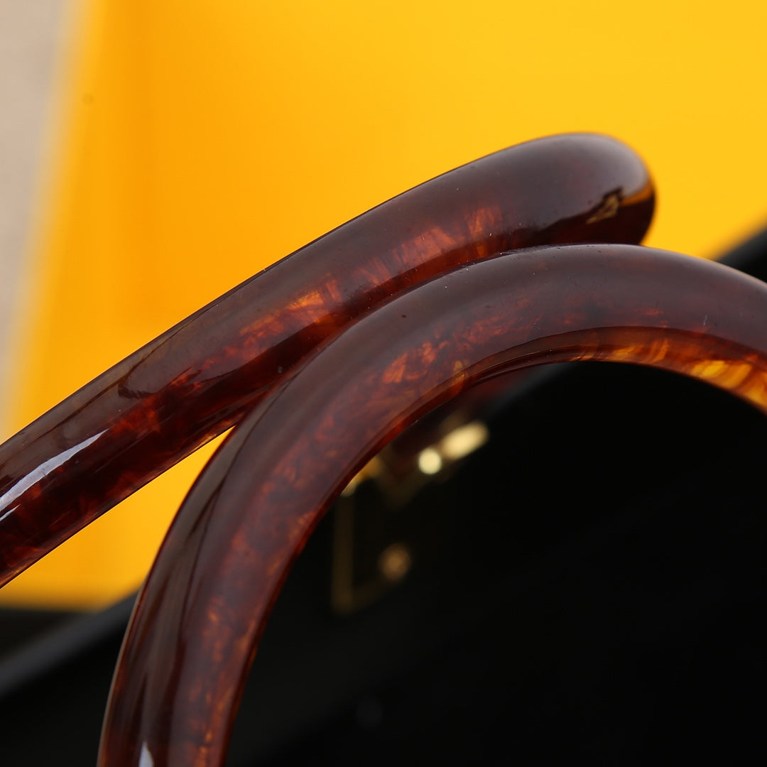 【FENDI】 番号:3363  サイズ: 35x17x31cm  -2色