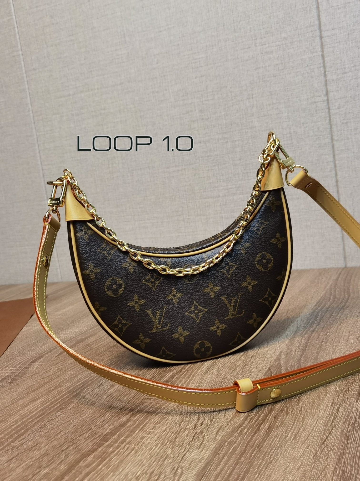 【LOUIS VUITTON】 番号：M81098 サイズ: 24.0 x 22.0 x 6.0 CM
