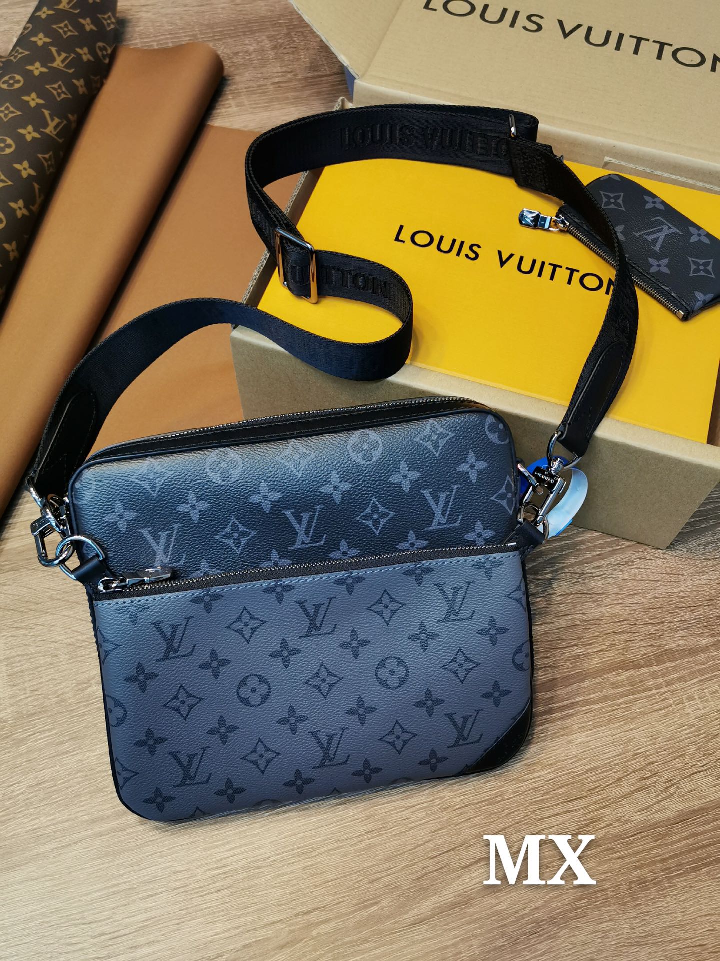 【LOUIS VUITTON】 番号：M69443 サイズ: 25-4-18cm