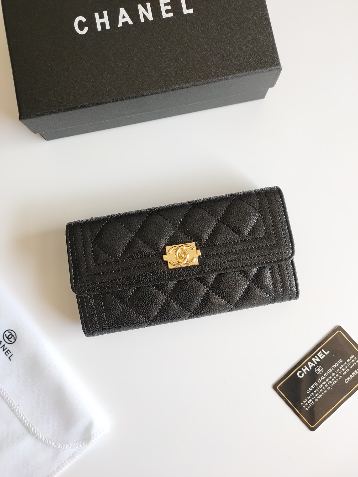 【CHANEL 】二つ折り財布  19-10-3CM