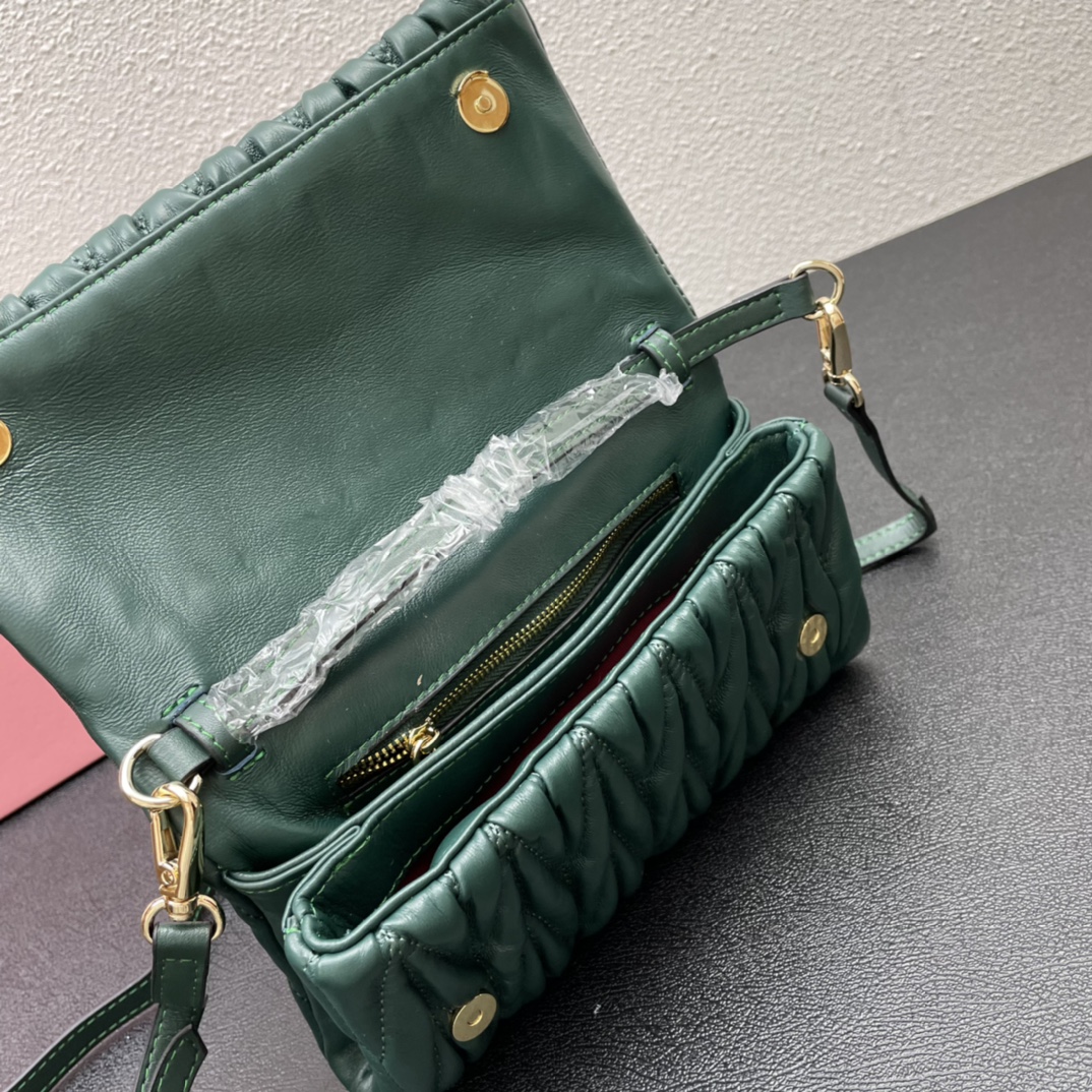 【MIUMIU】22x14x4cm  -4色