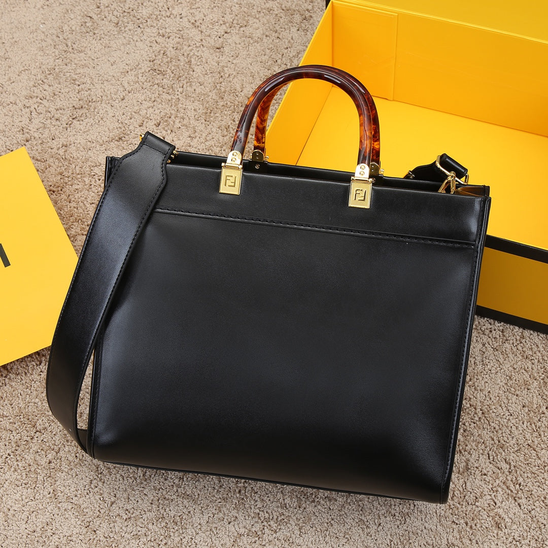 【FENDI】 番号:3363  サイズ: 35x17x31cm  -2色