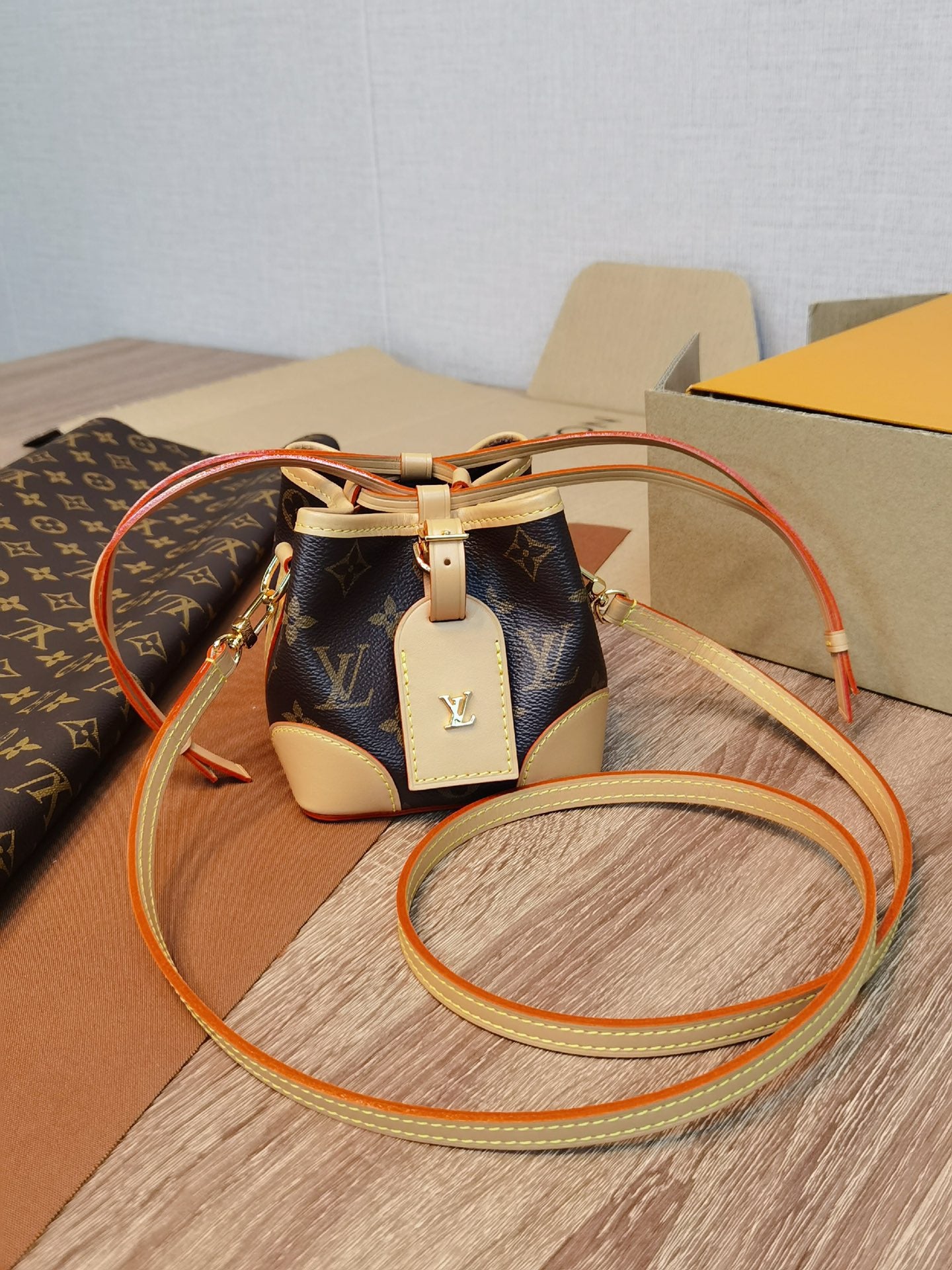 【LOUIS VUITTON】 番号：M57099 サイズ: 12×12×12 CM