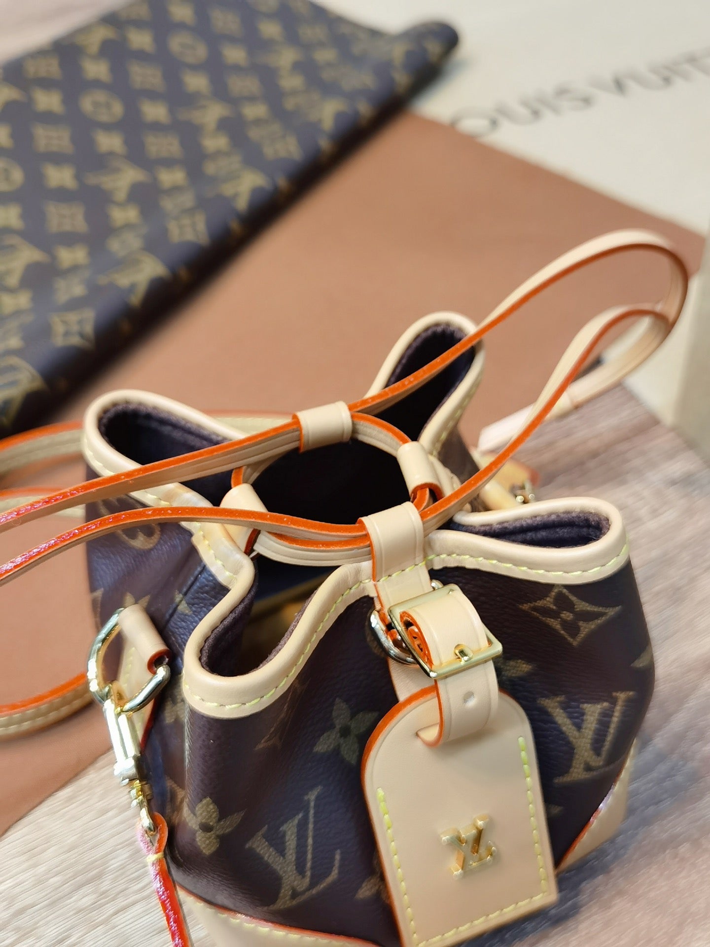 【LOUIS VUITTON】 番号：M57099 サイズ: 12×12×12 CM