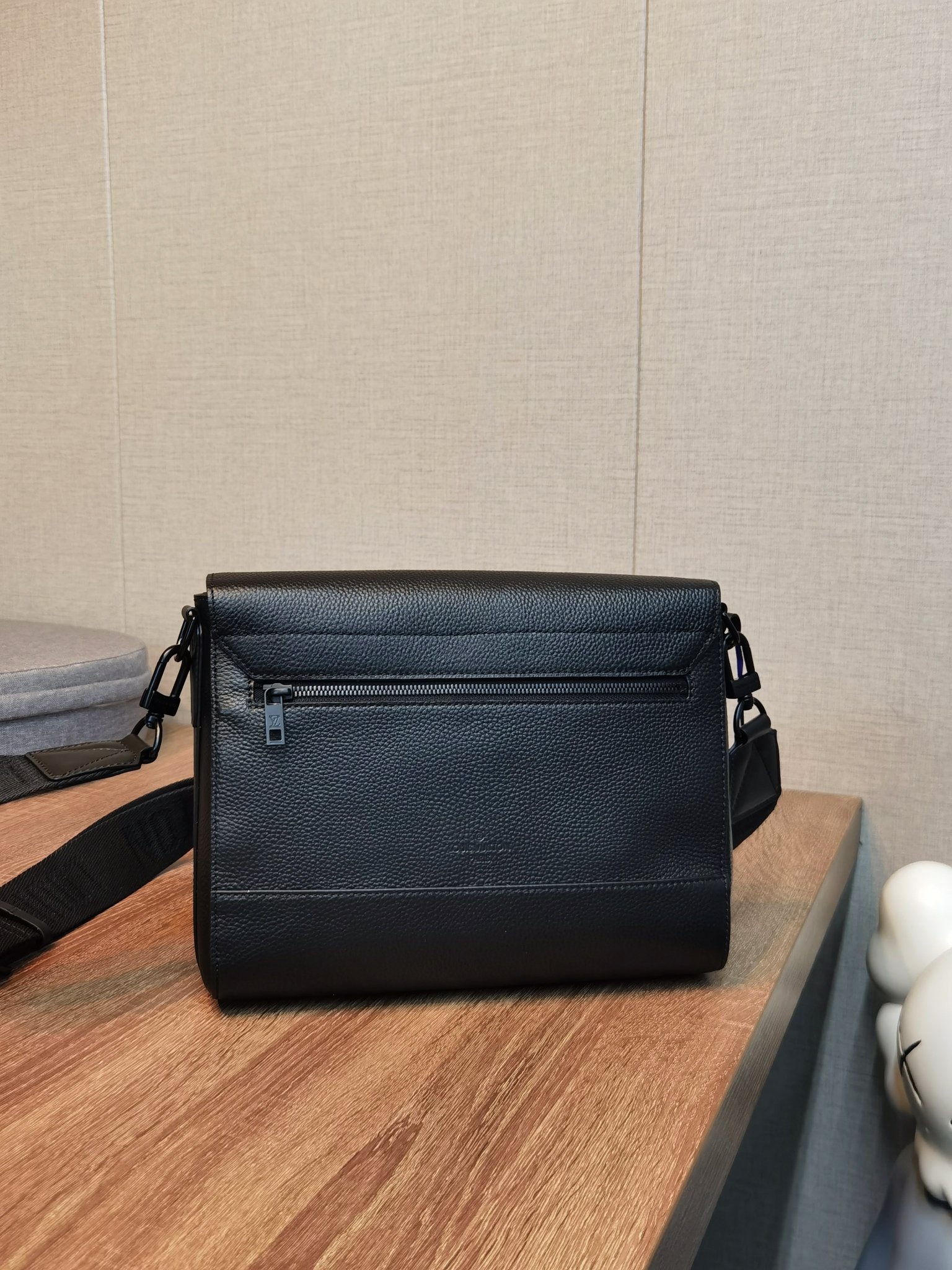 【LOUIS VUITTON】NEW MESSENGER   -28 x 24 x 10 cm
