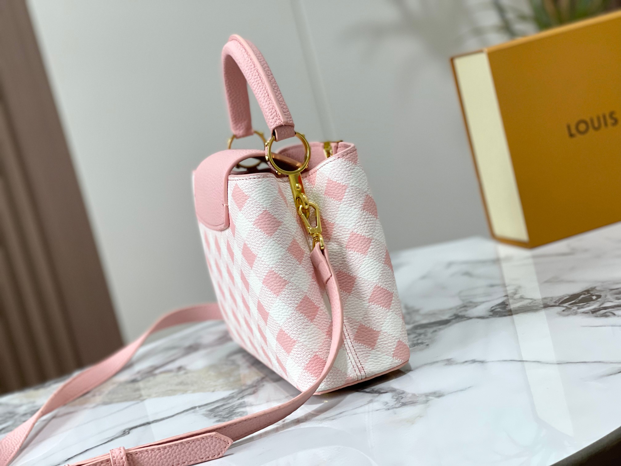【LOUIS VUITTON】 Capucines -27 x 18x 9CM -2色
