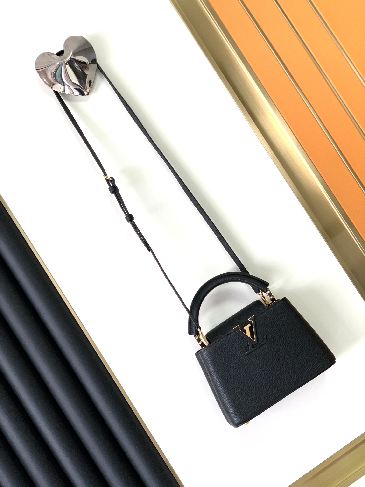 【LOUIS VUITTON】新作人気の Capucines mini  size:21x14x8 cm  -4色