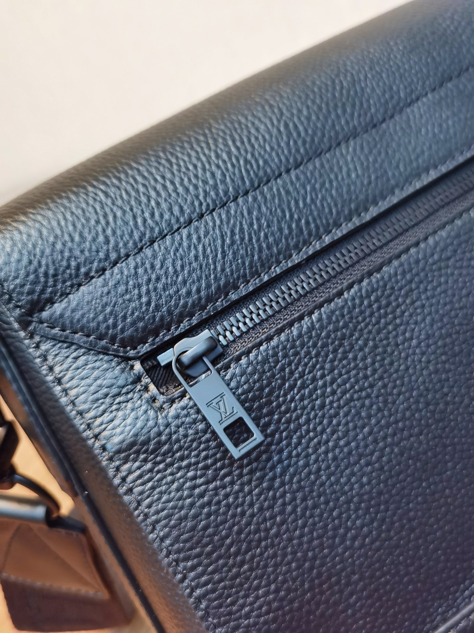 【LOUIS VUITTON】NEW MESSENGER   -28 x 24 x 10 cm
