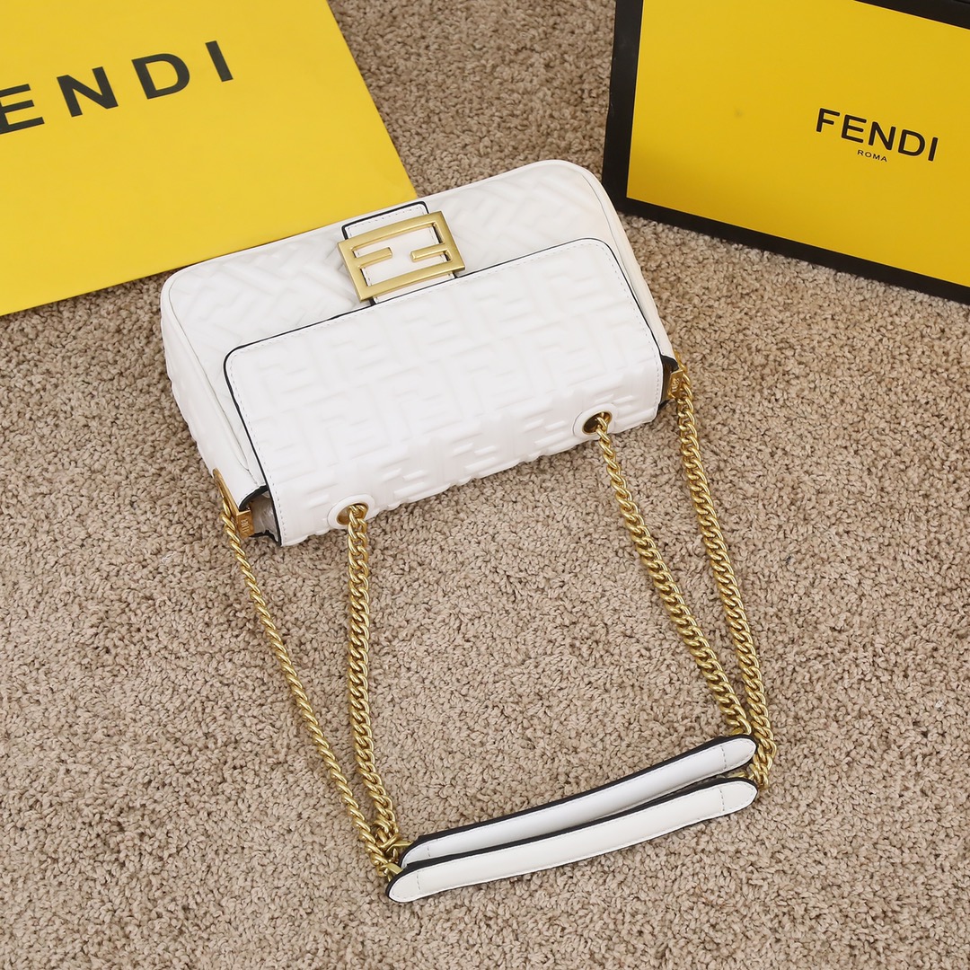 【FENDI】 番号:3304  サイズ:24×7×13cm  -3色