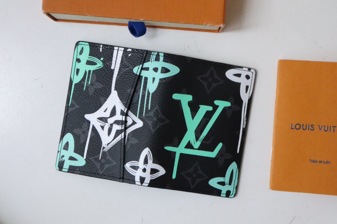 【LOUIS VUITTON】Eclipse 7.5 x 11.1 x 1CM -2色