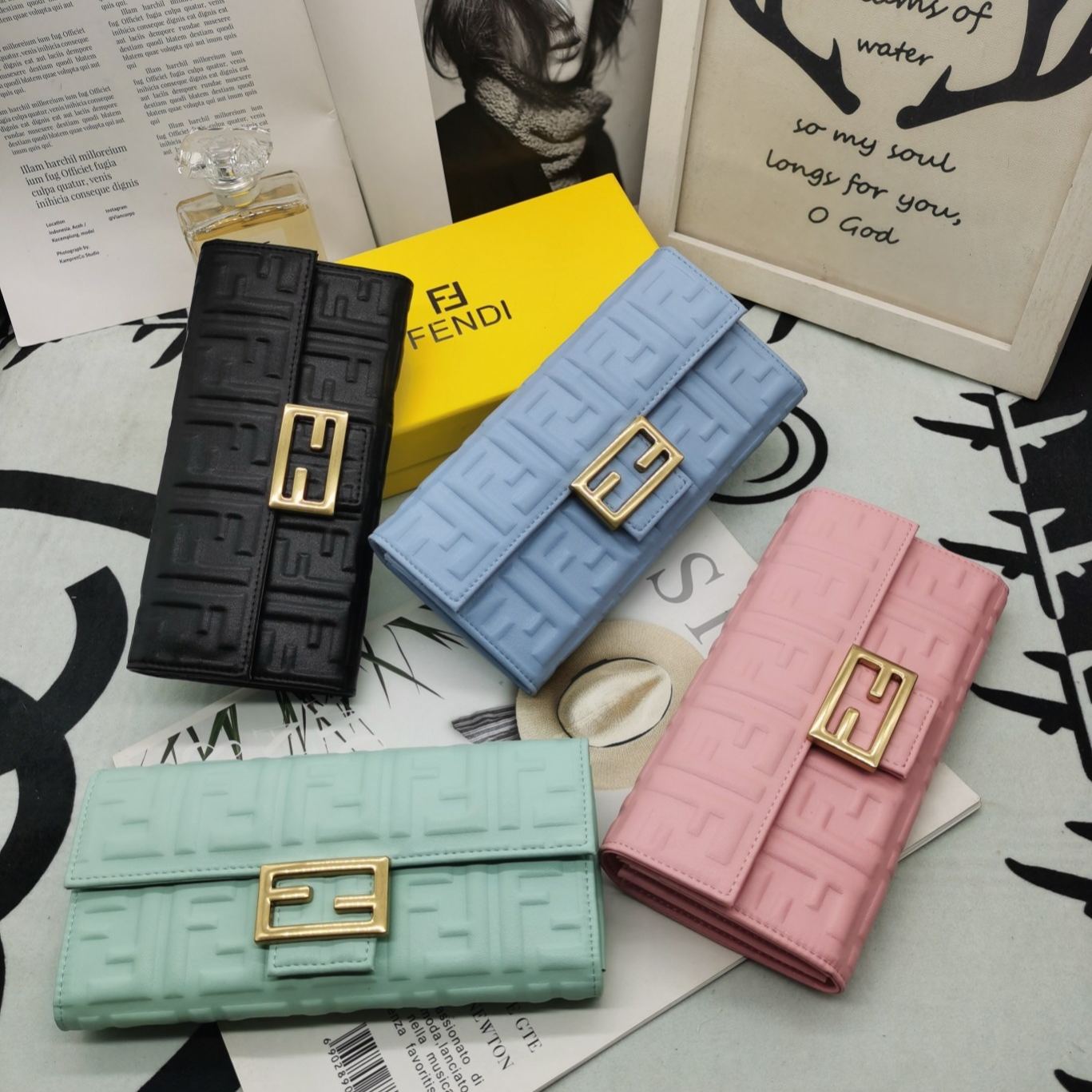 【FENDI】二つ折り財布  19*10*2.5CM -4色