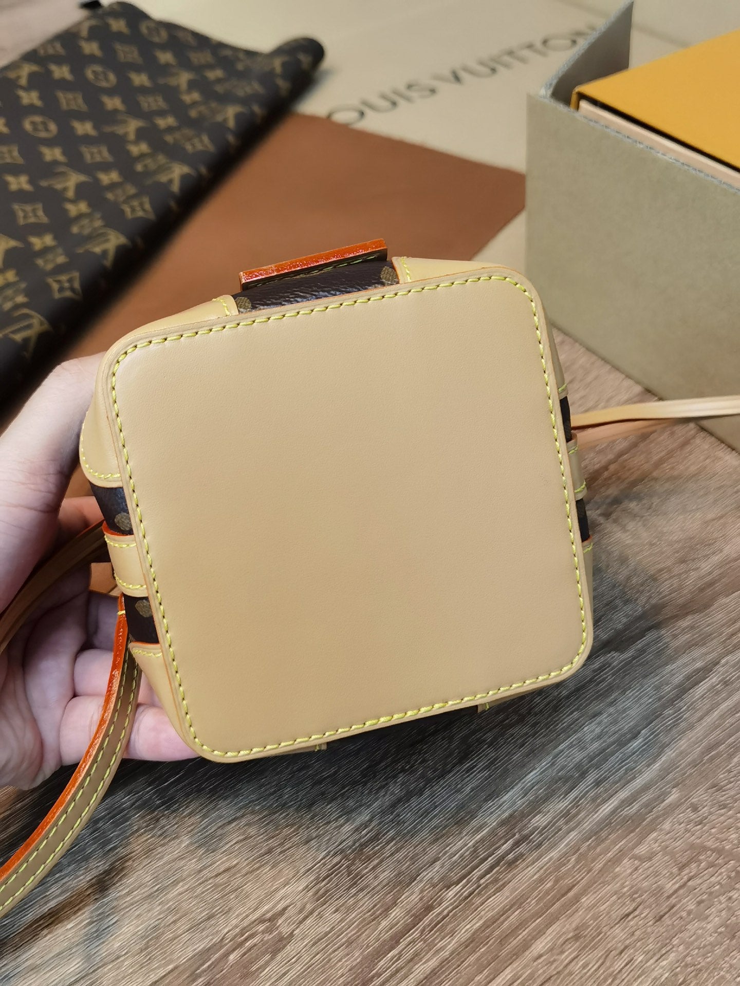 【LOUIS VUITTON】 番号：M57099 サイズ: 12×12×12 CM
