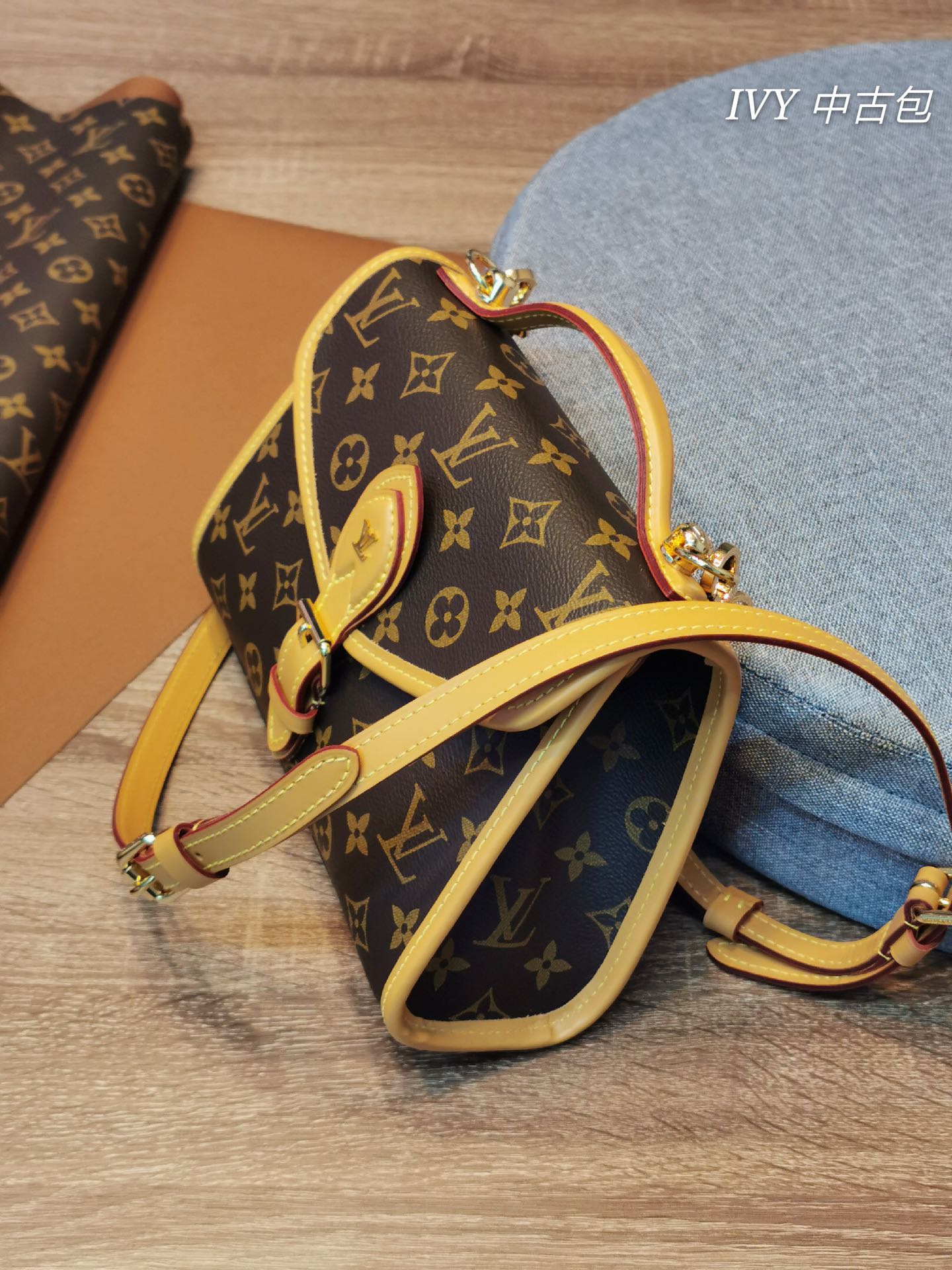 【LOUIS VUITTON】 番号：M44919 サイズ: 23.5 x 18.0 x 9.0 cm