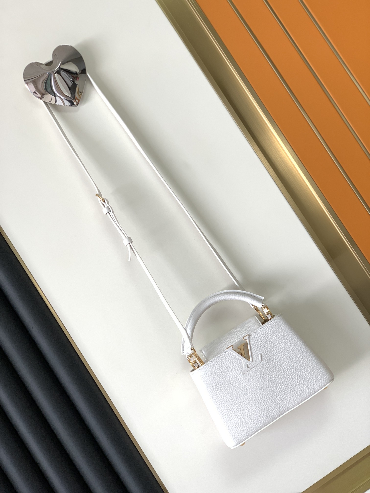 【LOUIS VUITTON】新作人気の Capucines mini  size:21x14x8 cm  -4色