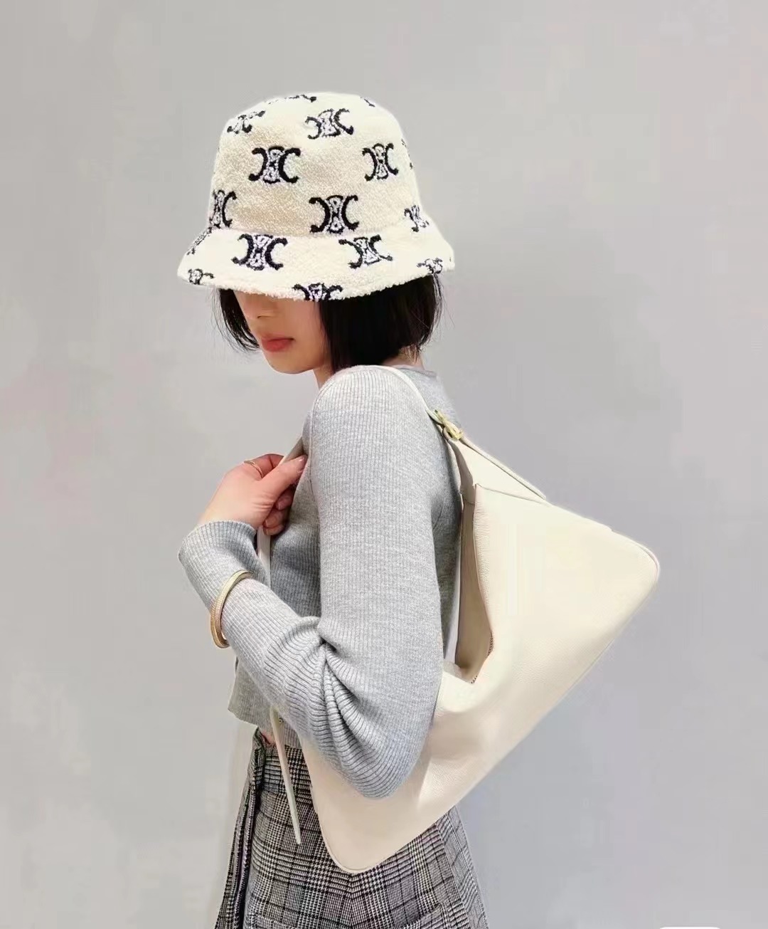 番号:3259   サイズ: 34 X 16 X 5 cm【レッド】