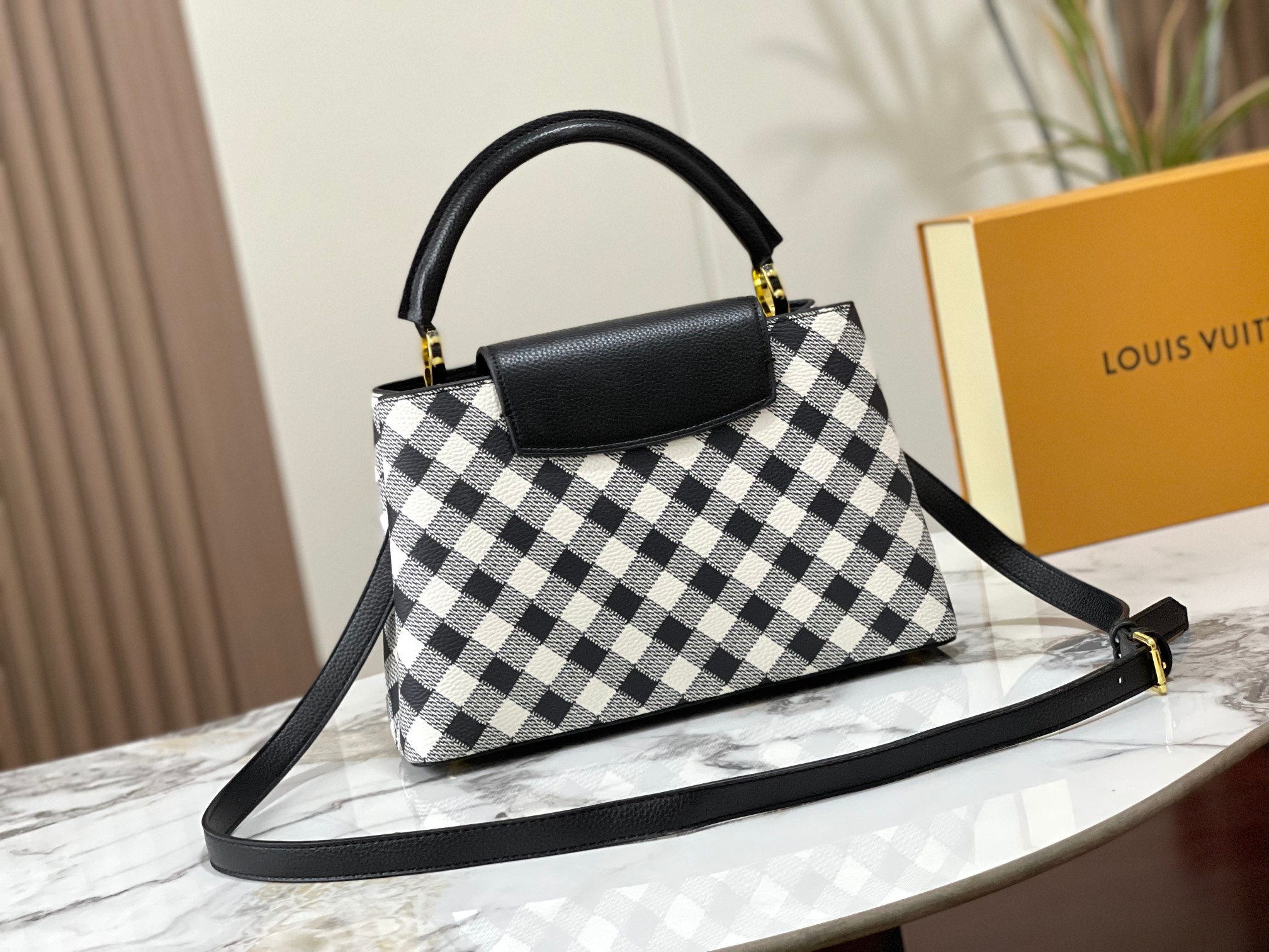 【LOUIS VUITTON】 Capucines -27 x 18x 9CM -2色