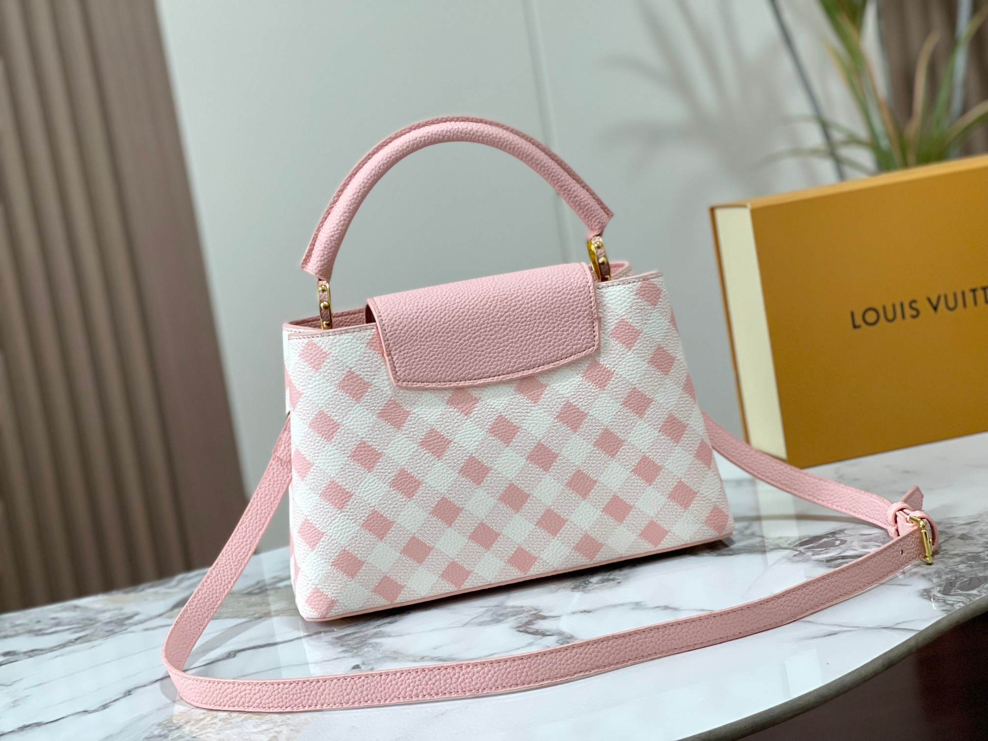 【LOUIS VUITTON】 Capucines -27 x 18x 9CM -2色