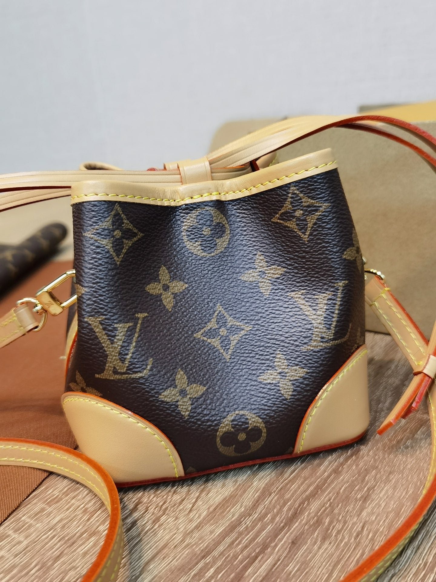 【LOUIS VUITTON】 番号：M57099 サイズ: 12×12×12 CM