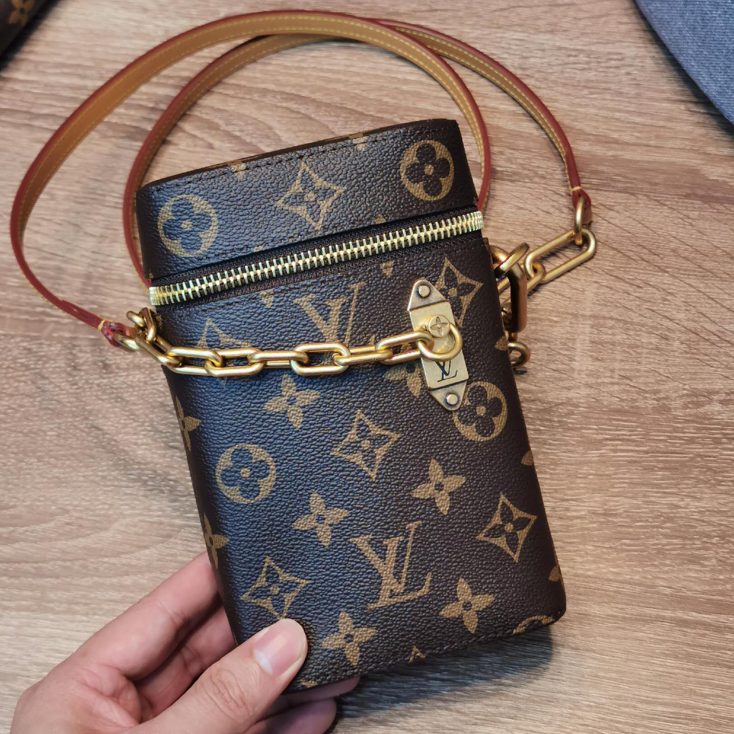 【LOUIS VUITTON】 番号：M44914 サイズ: 11x6x16.5cm