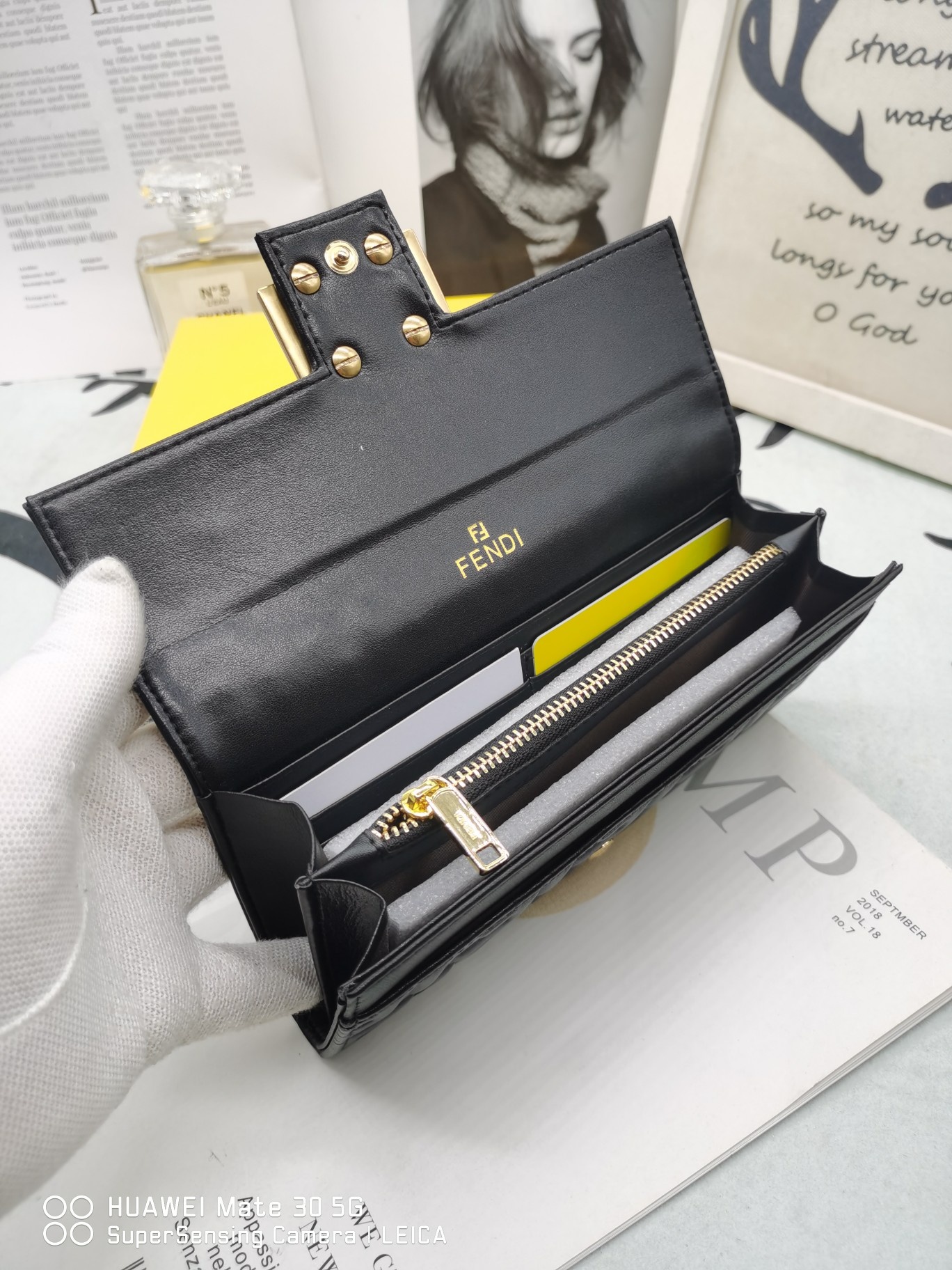 【FENDI】二つ折り財布  19*10*2.5CM -4色