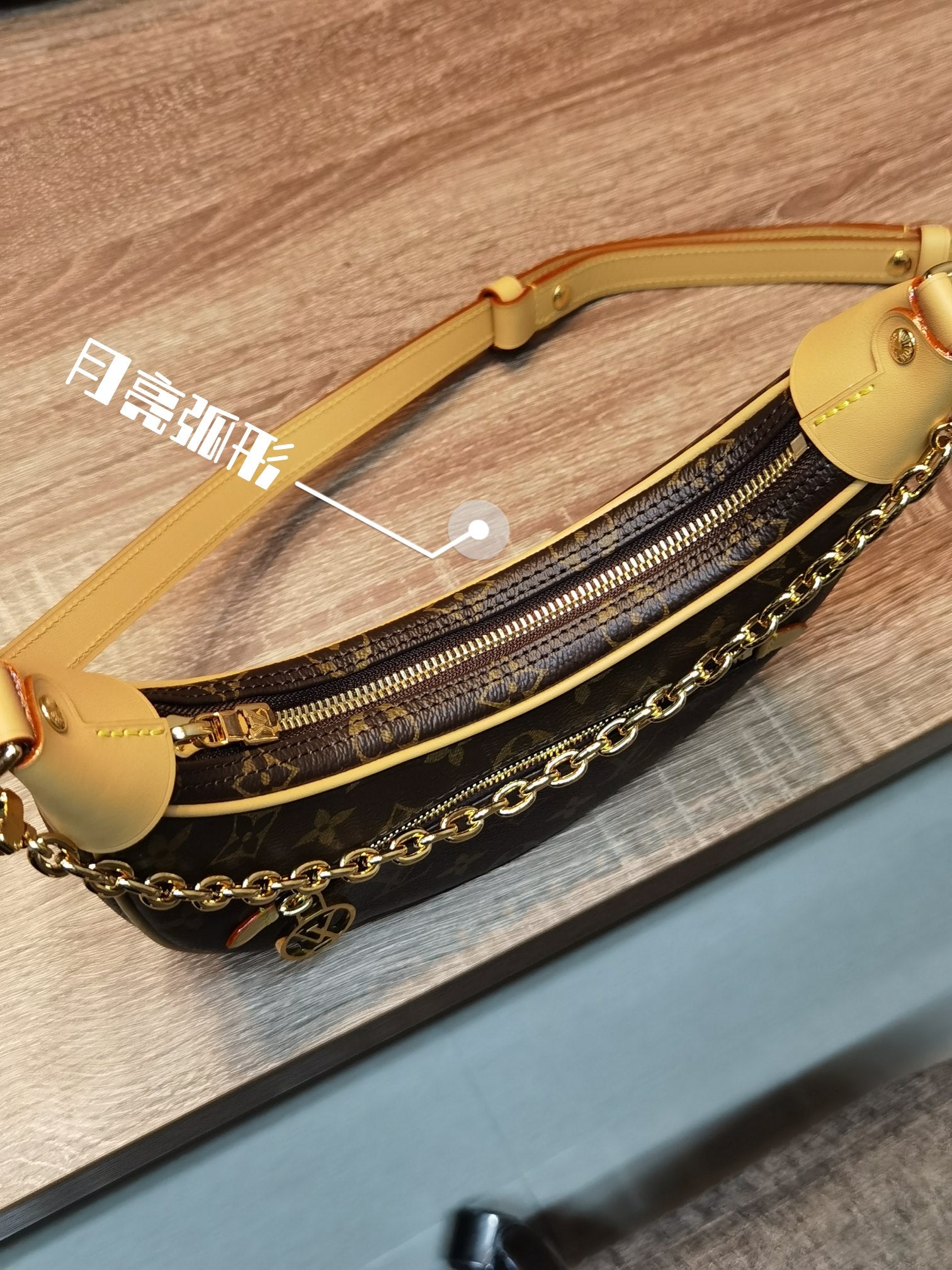【LOUIS VUITTON】 番号：M81098 サイズ: 24.0 x 22.0 x 6.0 CM