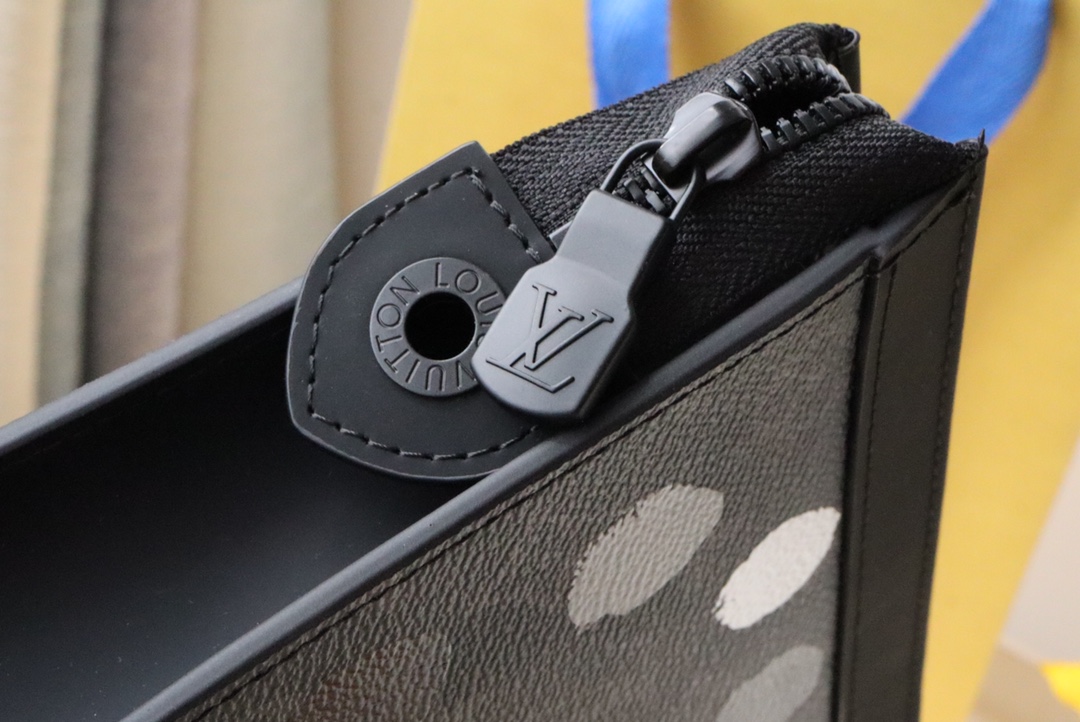 【LOUIS VUITTON】LV X YK POCHETTEVOYAGE 26 x 20 x 2cm
