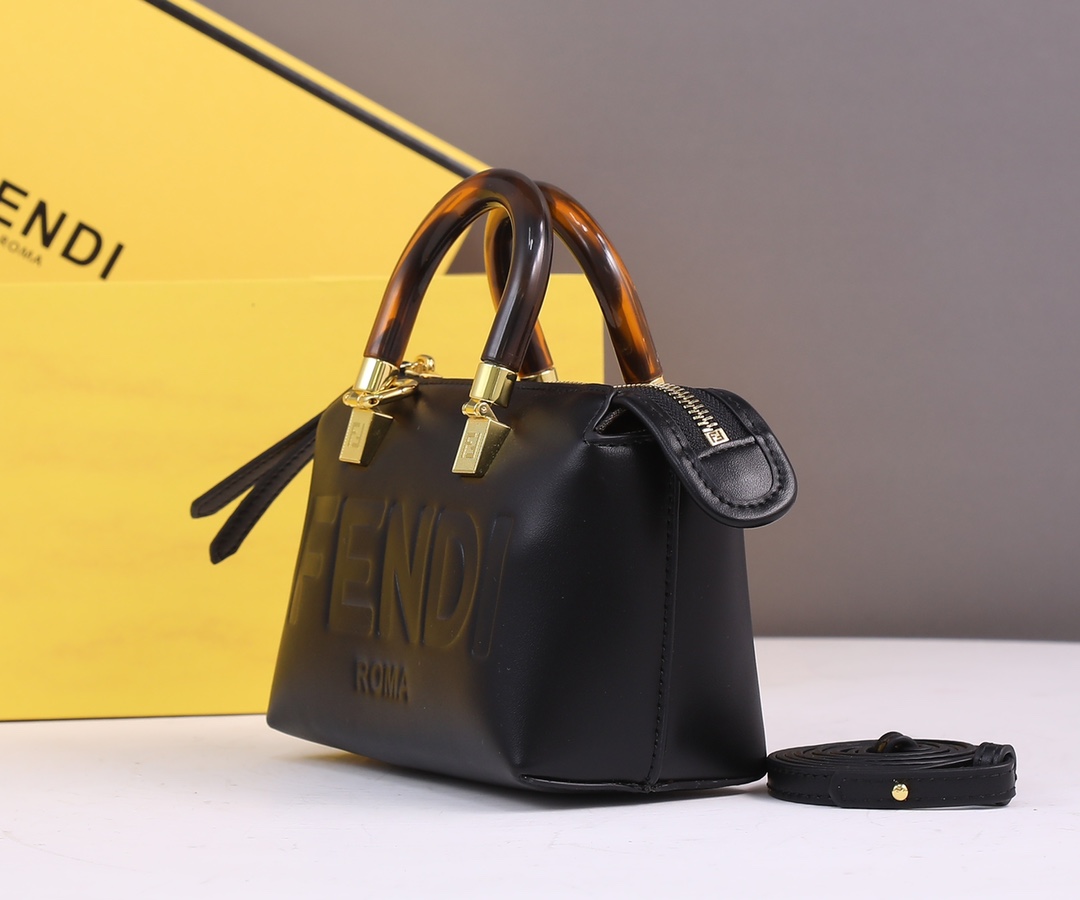 【FENDI】 By The Way Boston  サイズ: 17x8x12 cm -4色