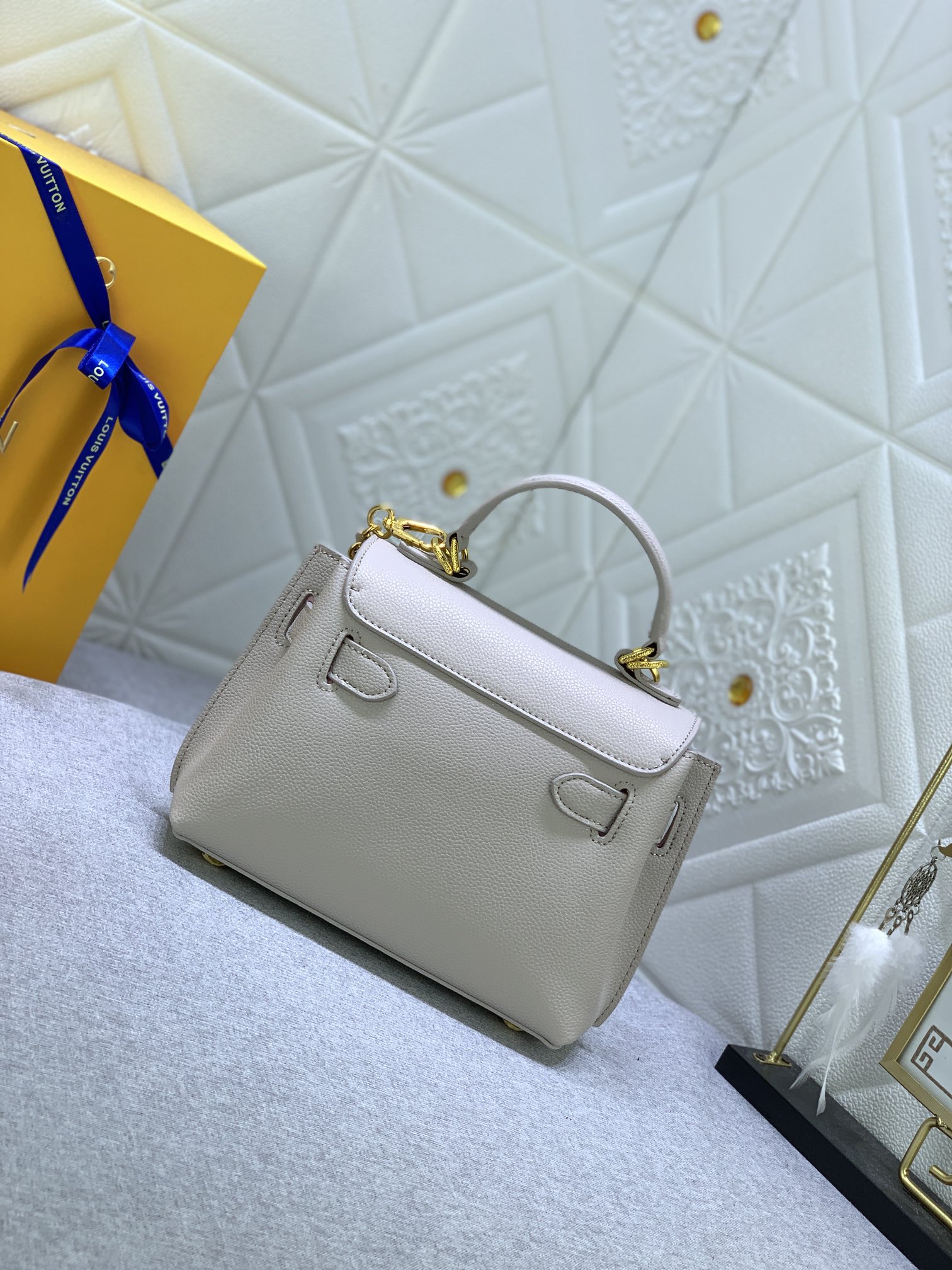【LOUIS VUITTON】 Lockme Ever   23 x 17 x 10 cm   -3色