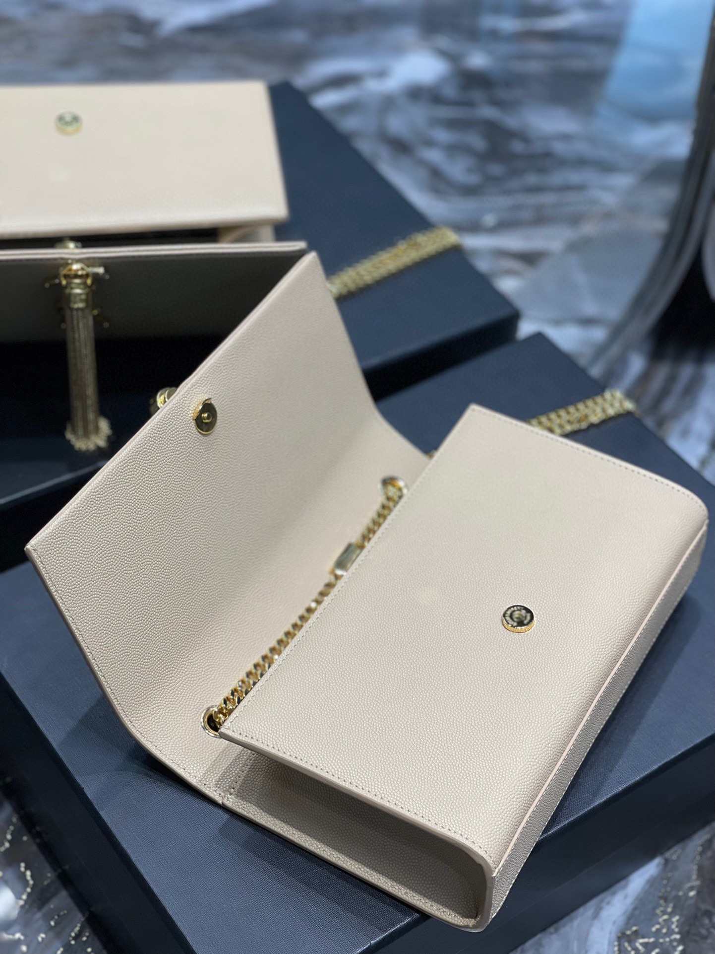 【SAINT LAURENT】  サイズ: 24x14.5x5cm -3色