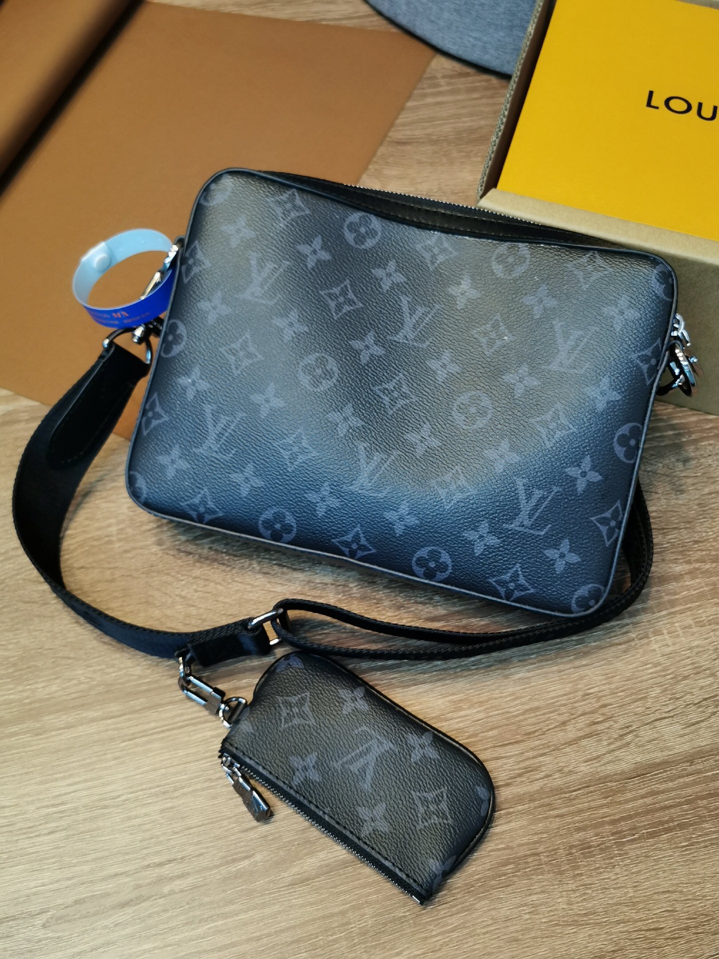 【LOUIS VUITTON】 番号：M69443 サイズ: 25-4-18cm