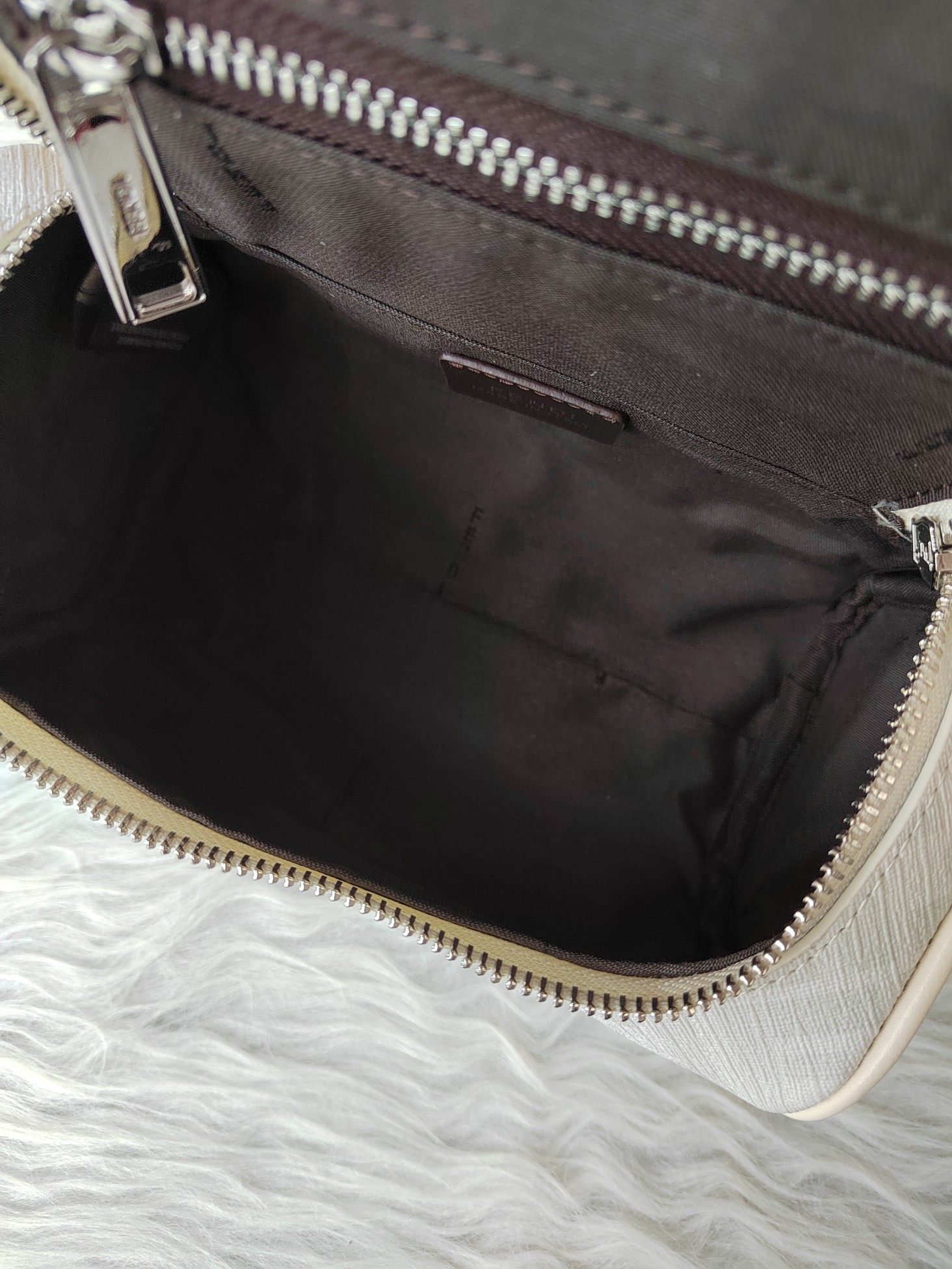 【FENDI】化粧ポーチ   サイズ: 25x13x13cm -3色