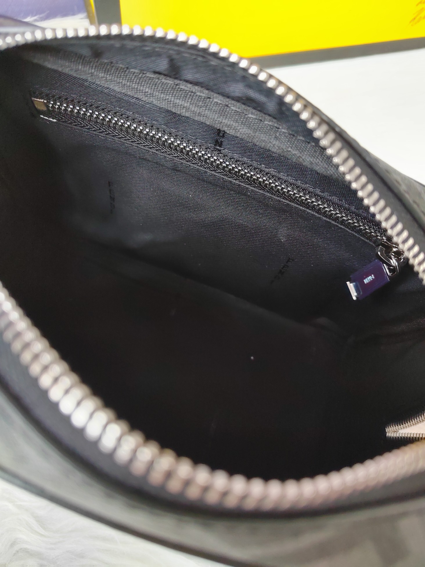 【FENDI】化粧ポーチ   サイズ: 25x17x13cm -3色