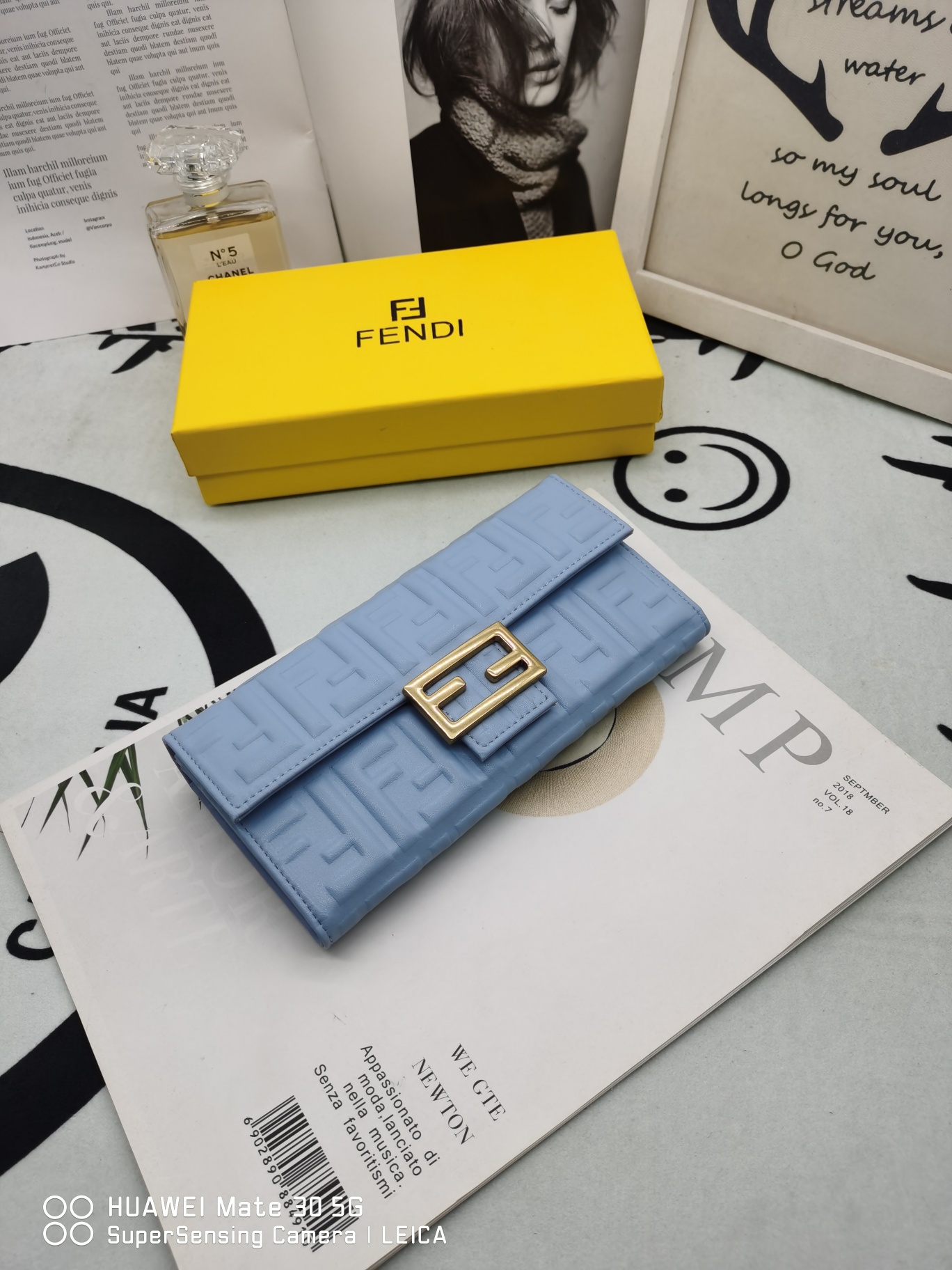 【FENDI】二つ折り財布  19*10*2.5CM -4色