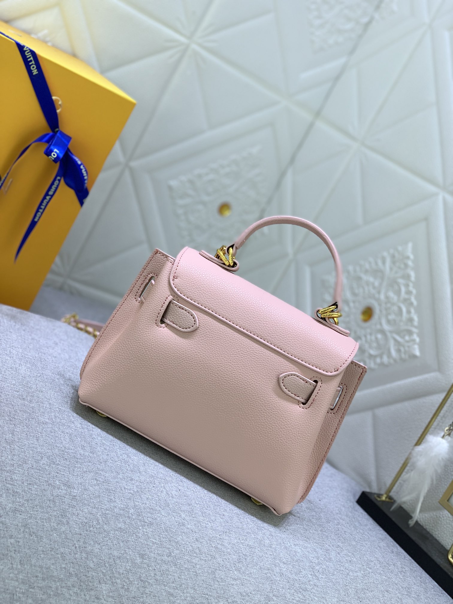 【LOUIS VUITTON】 Lockme Ever   23 x 17 x 10 cm   -3色