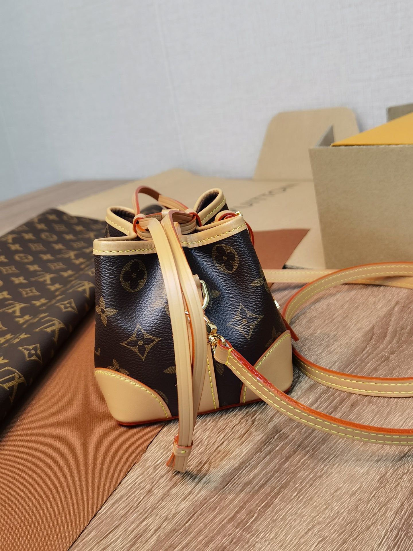 【LOUIS VUITTON】 番号：M57099 サイズ: 12×12×12 CM