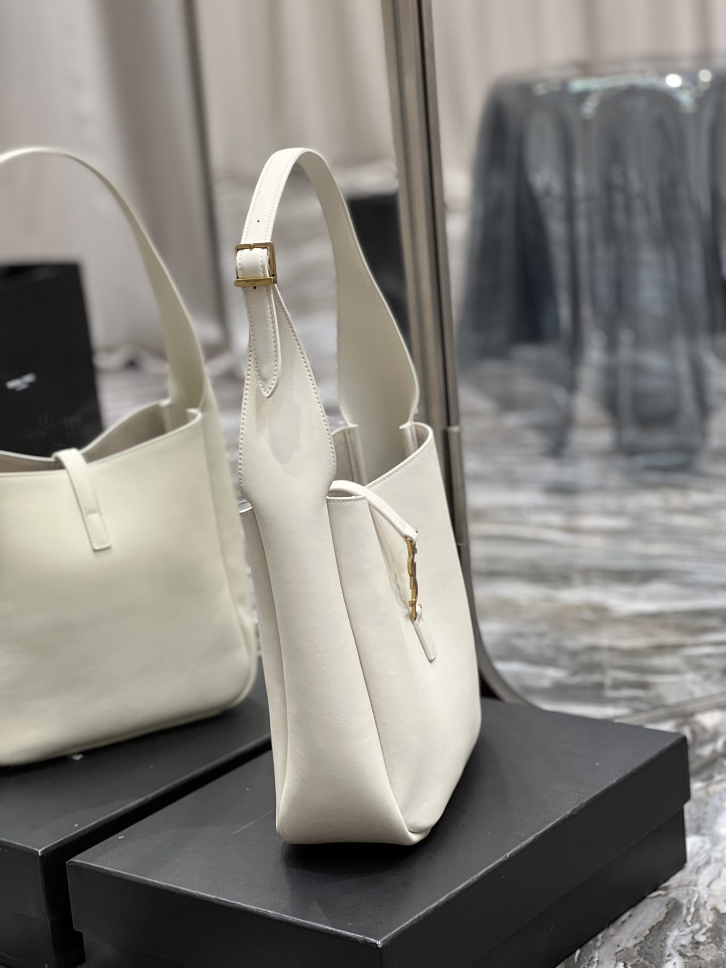 【SAINT LAURENT】  ICARE サイズ: 24×24×10cm