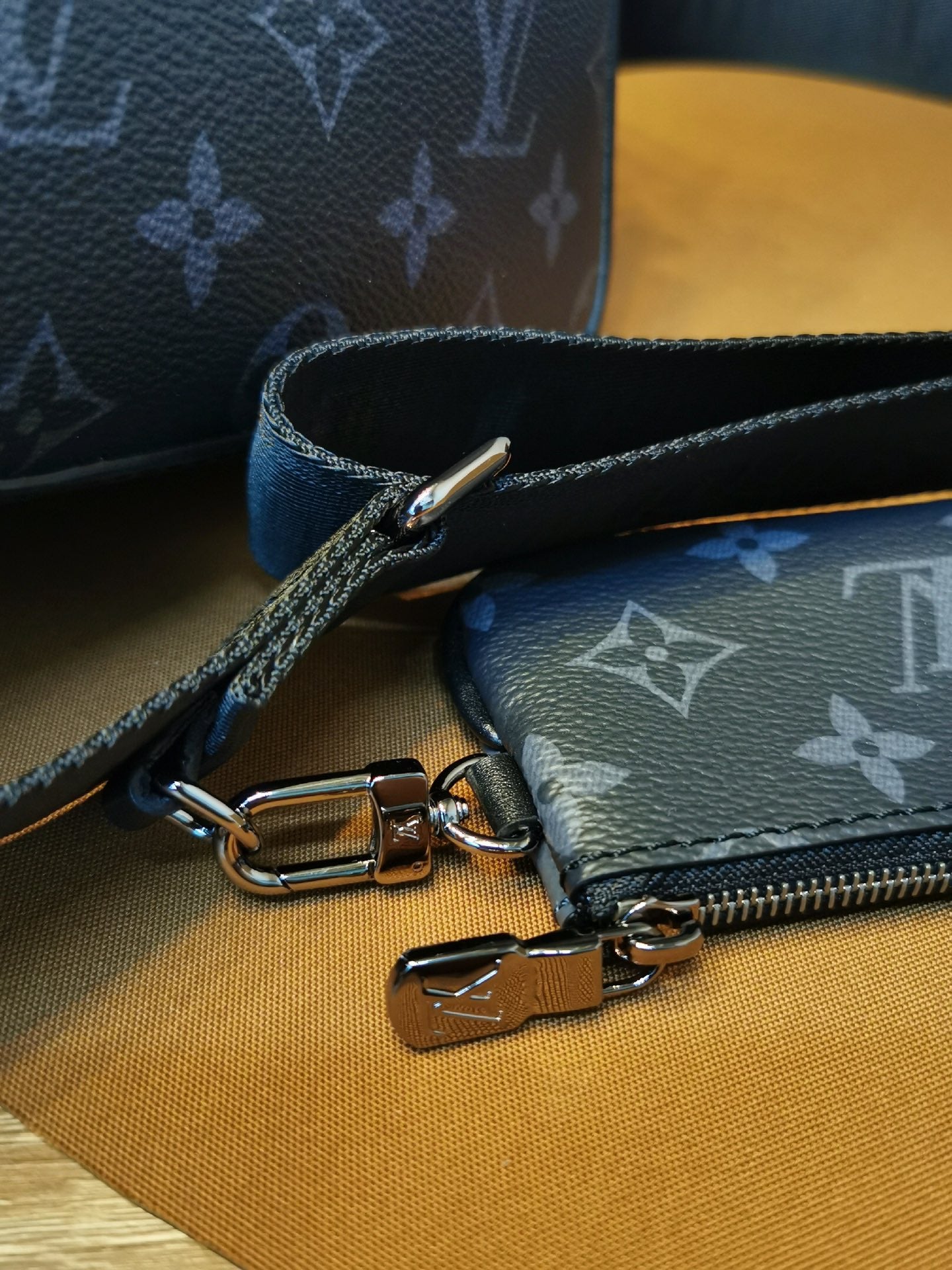 【LOUIS VUITTON】 番号：M69443 サイズ: 25-4-18cm
