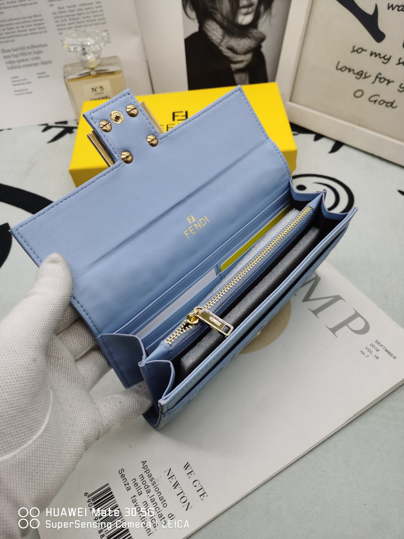 【FENDI】二つ折り財布  19*10*2.5CM -4色