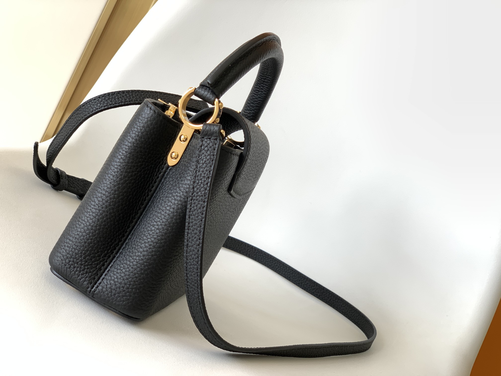 【LOUIS VUITTON】新作人気の Capucines mini  size:21x14x8 cm  -4色