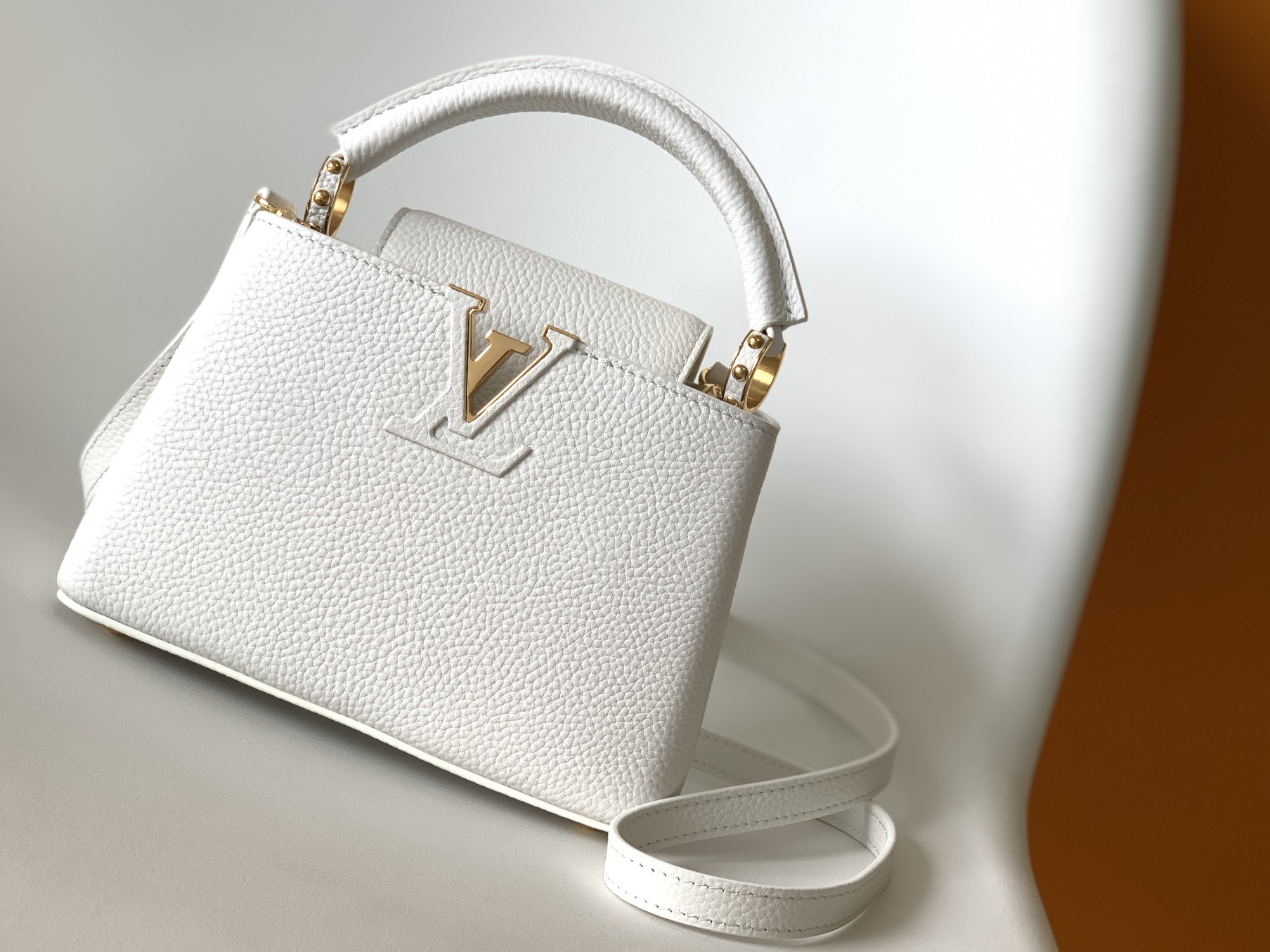 【LOUIS VUITTON】新作人気の Capucines mini  size:21x14x8 cm  -4色