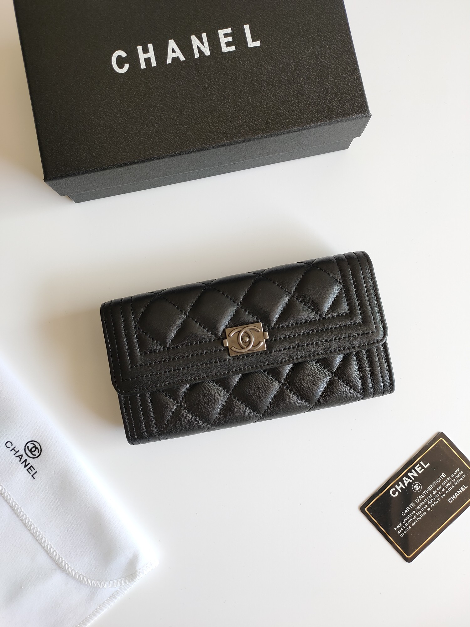 【CHANEL 】二つ折り財布  19-10-3CM