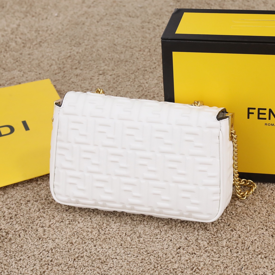 【FENDI】 番号:3304  サイズ:24×7×13cm  -3色