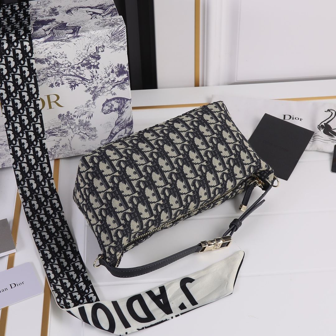 【DIOR】DIORTRAVEL NOMAD  -22 x 13 x 9.5 cm-6色